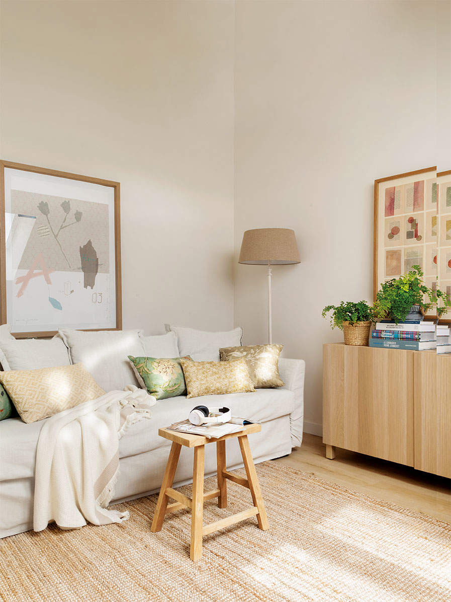 canapé dans combles aménagés en bureau décoration naturelle avec fenêtre Velux Active