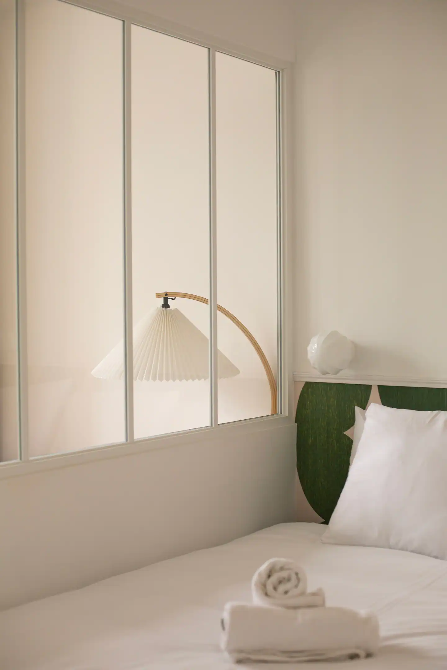 chambre avec verrière blanche