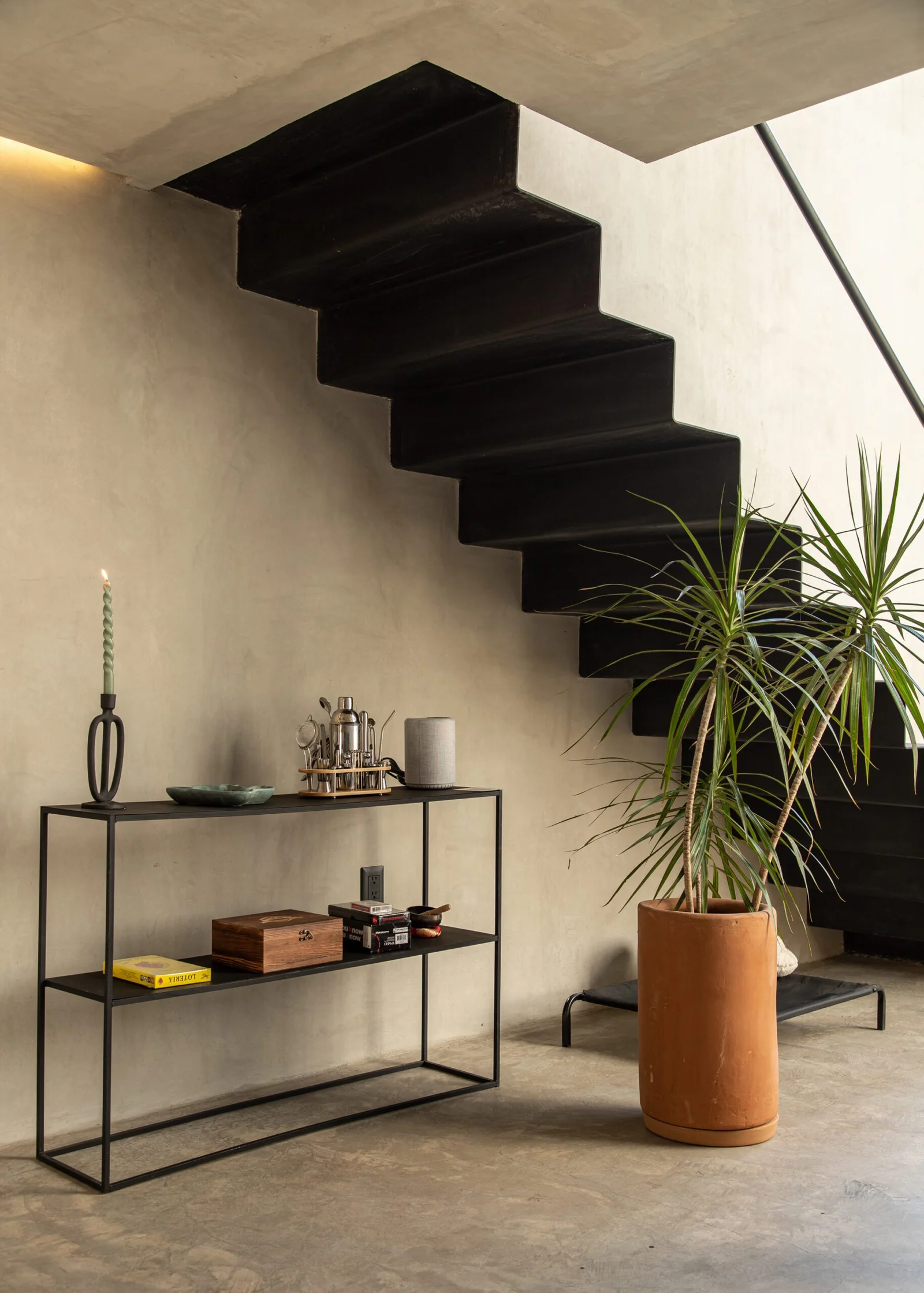escalier acier noir maison loft en béton Casa Dom Mexique escalier acier noir maison loft en béton Casa Dom Mexique
