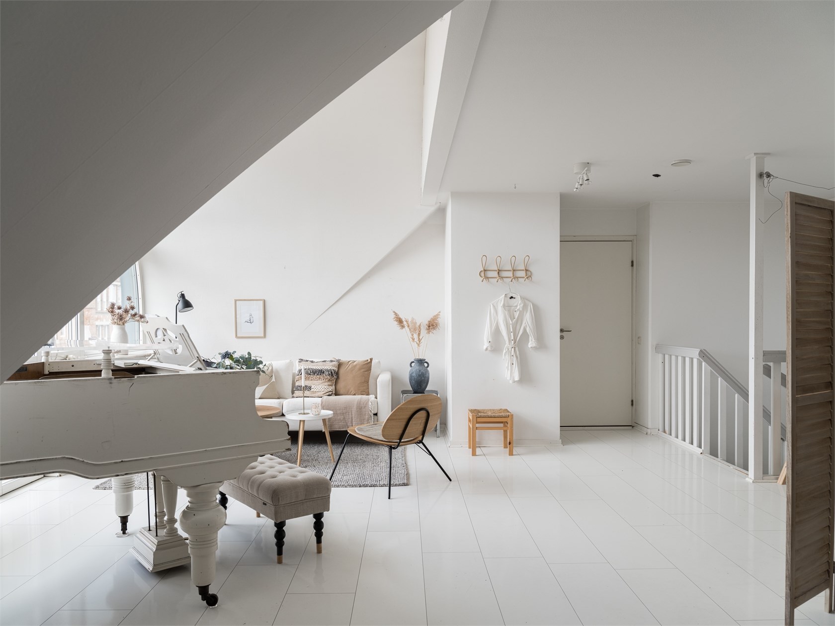 salon avec fenêtre cintrée et piano blanc décoration contemporaine salon avec fenêtre cintrée et piano blanc décoration contemporaine