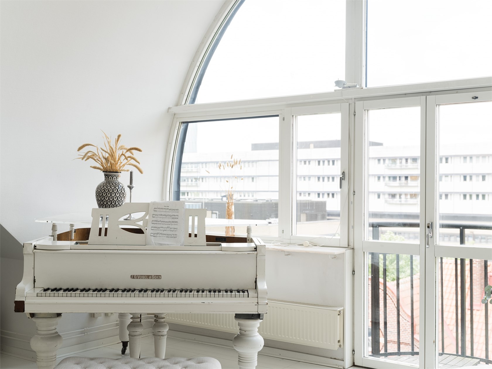 salon avec fenêtre cintrée et piano blanc décoration contemporaine salon avec fenêtre cintrée et piano blanc décoration contemporaine