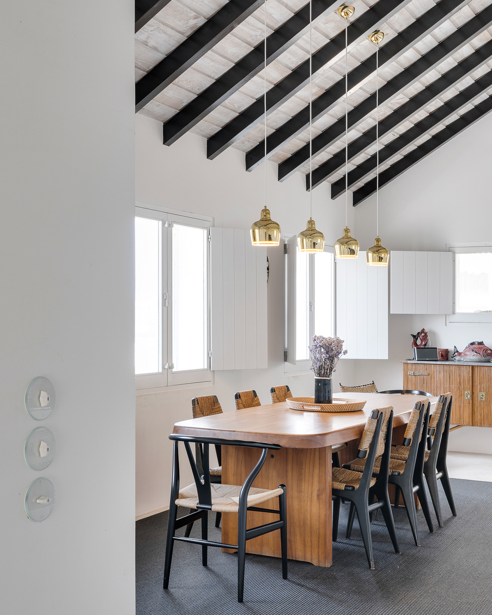 cuisine blanche avec poutres noires