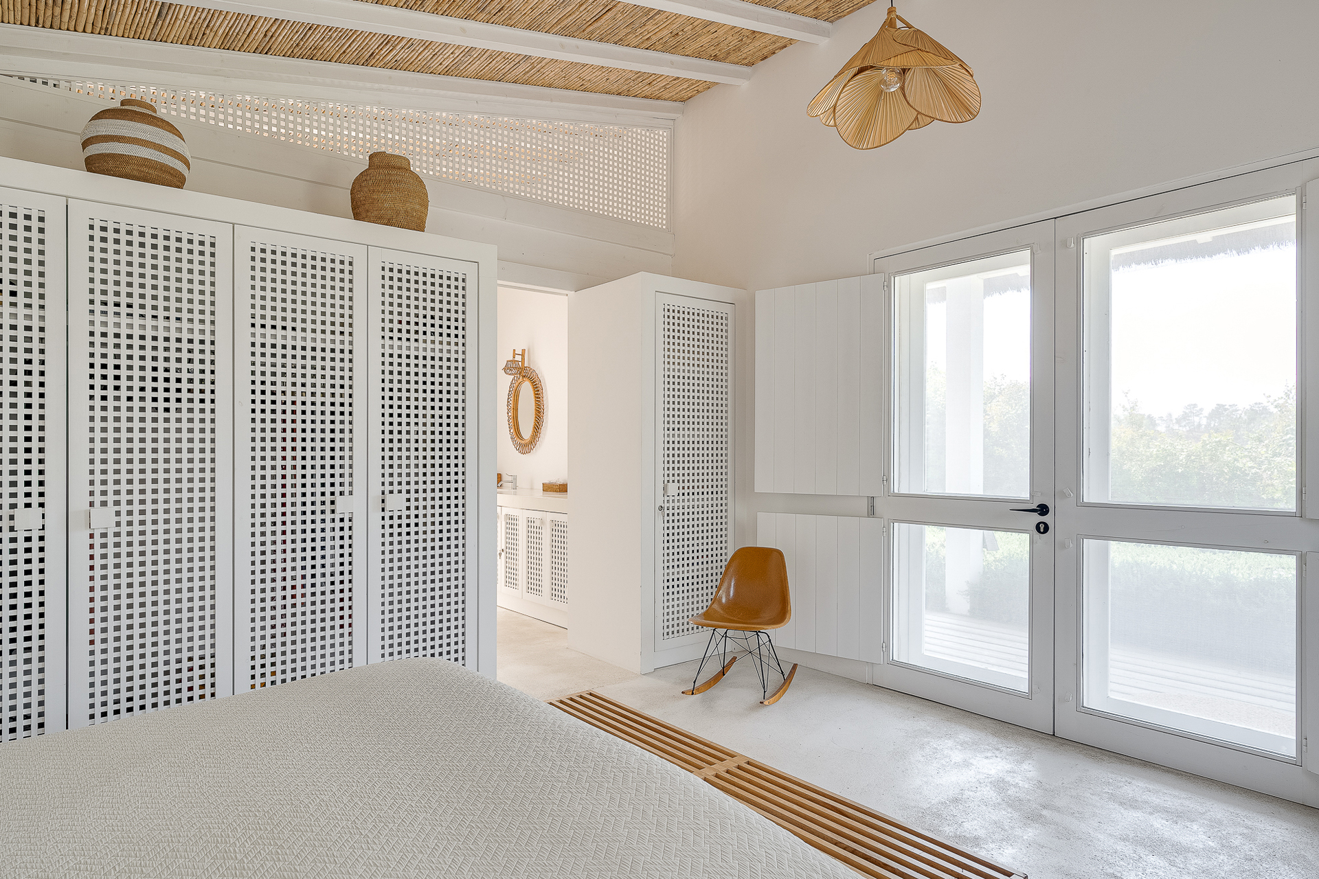 chambre plafond roseaux et placards ajourés