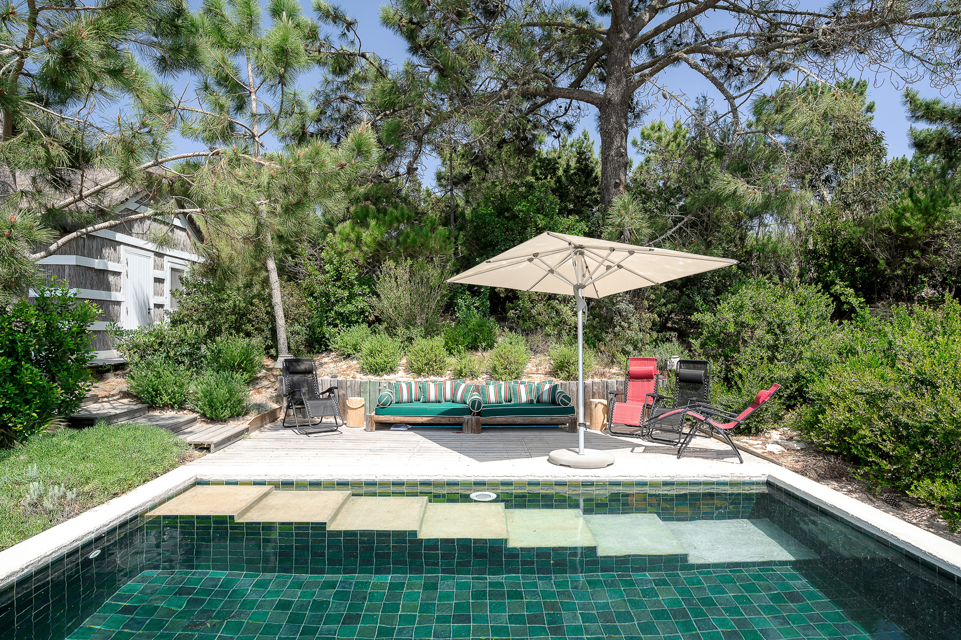 jardin avec piscine carrelée maison Comporta