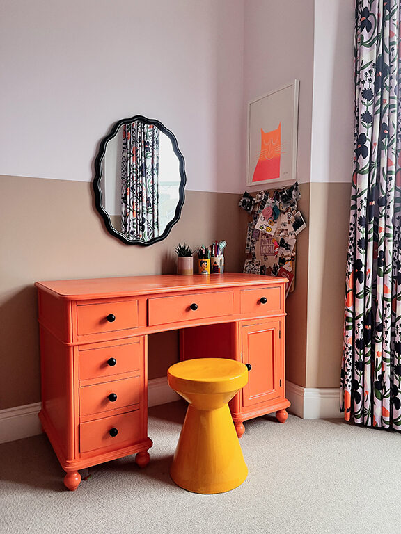 bureau chambre enfant couleur rose et corail décoration contemporaine