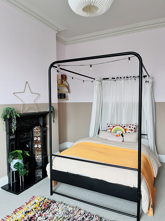 chambre enfant avec lit baldaquin couleur rose et jaune décoration contemporaine