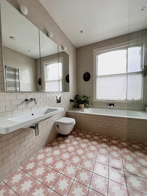 salle de bain sol carreaux de ciment roses
