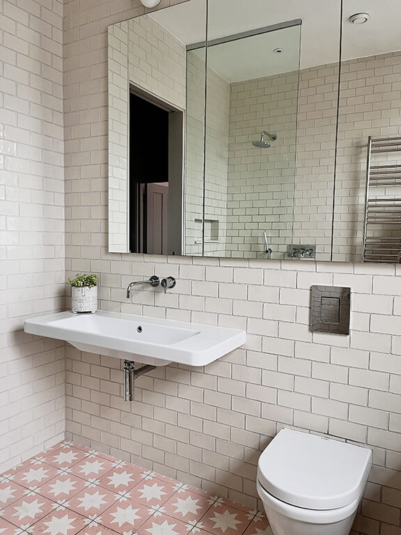 salle de bain sol carreaux de ciment roses