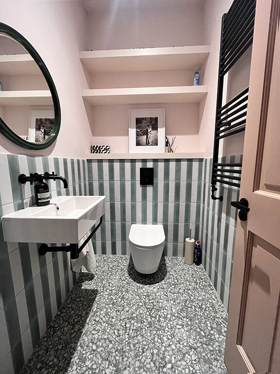 toilettes verte et rose