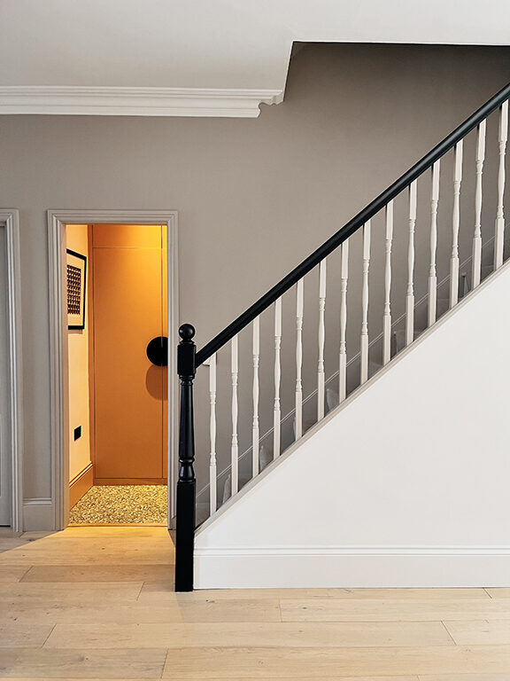 entrée avec escalier ancien