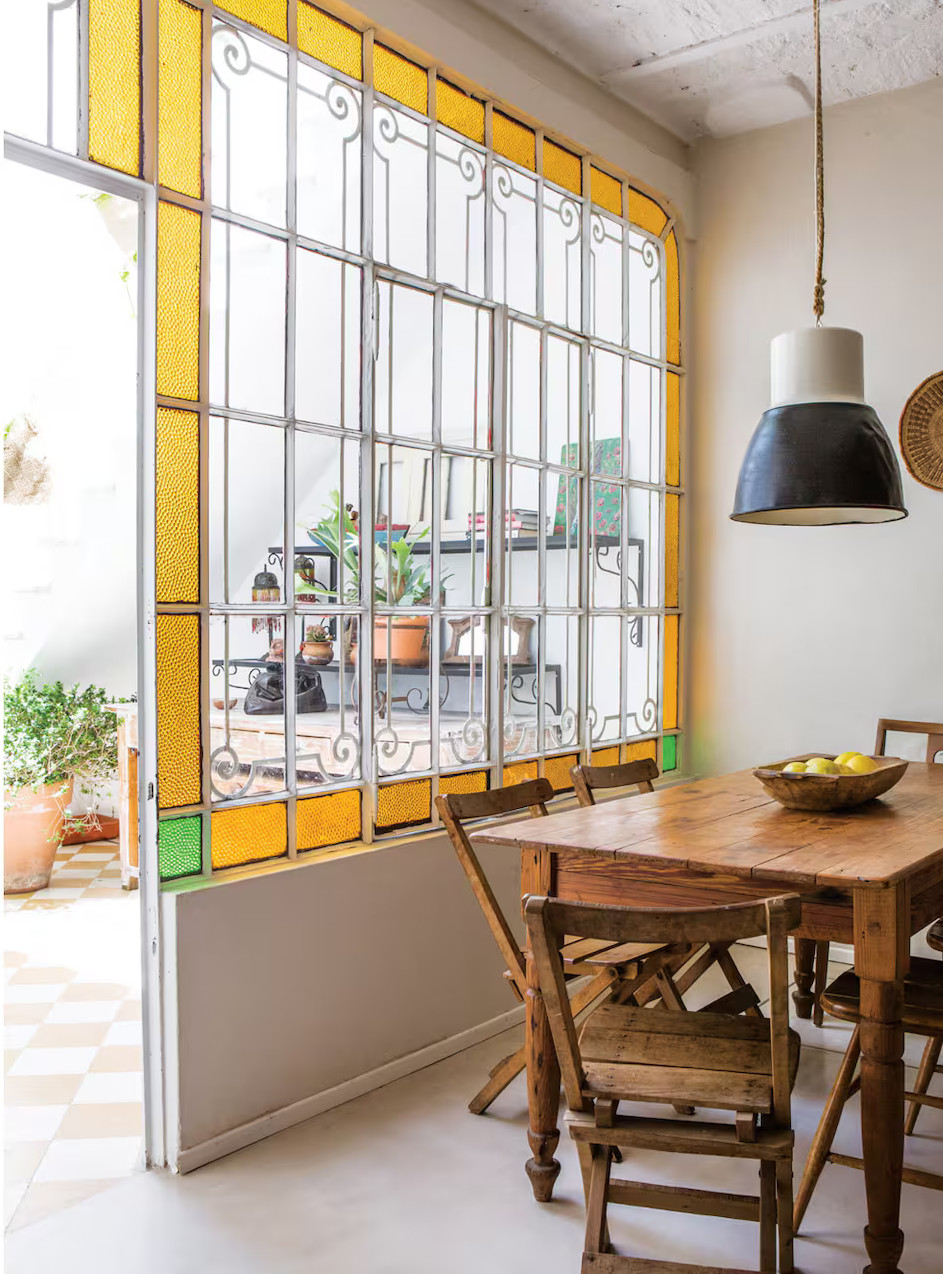 salle à manger avec fenêtre à vitraux colorés