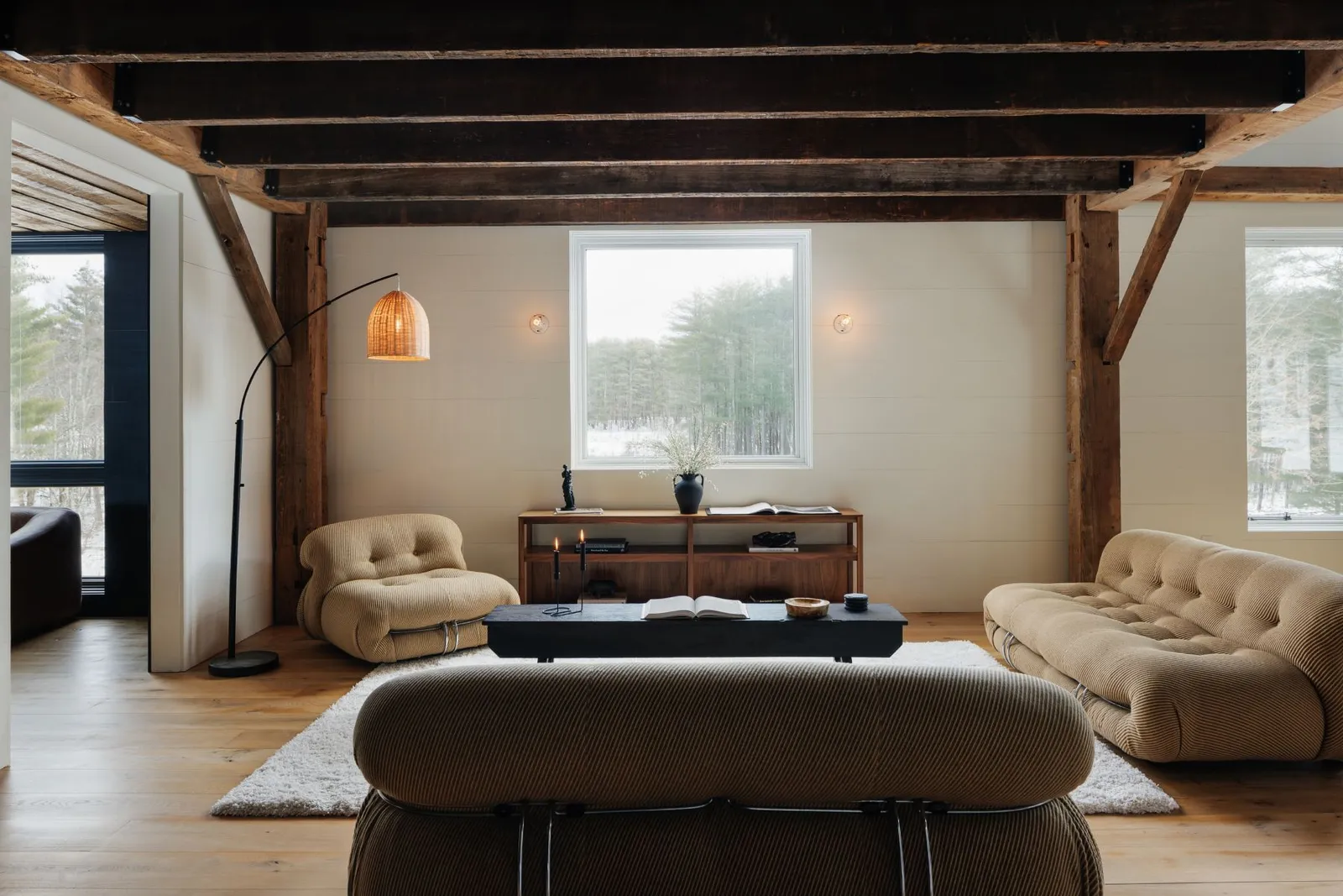 salon avec poutres maison en bois