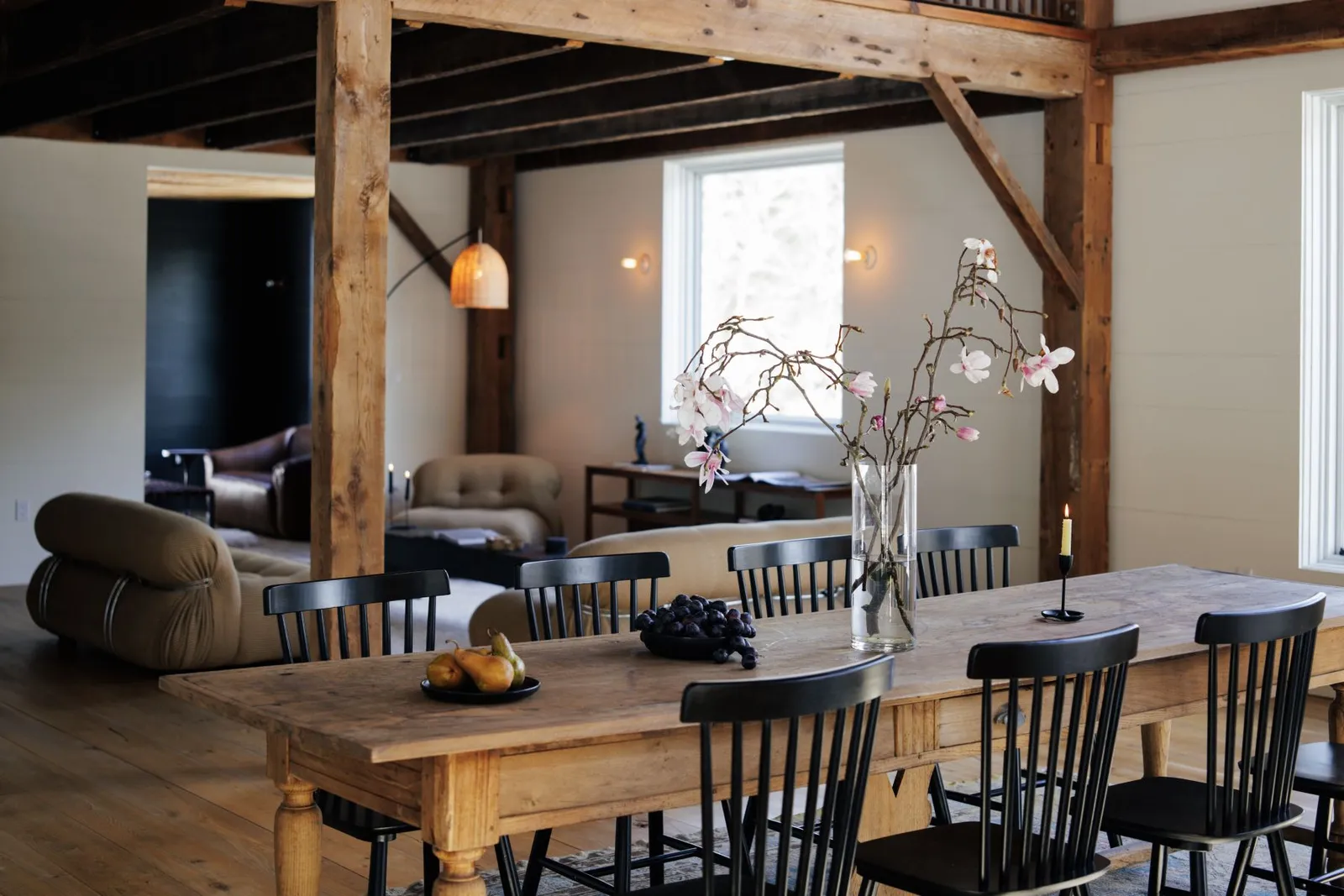 salon avec poutres maison en bois