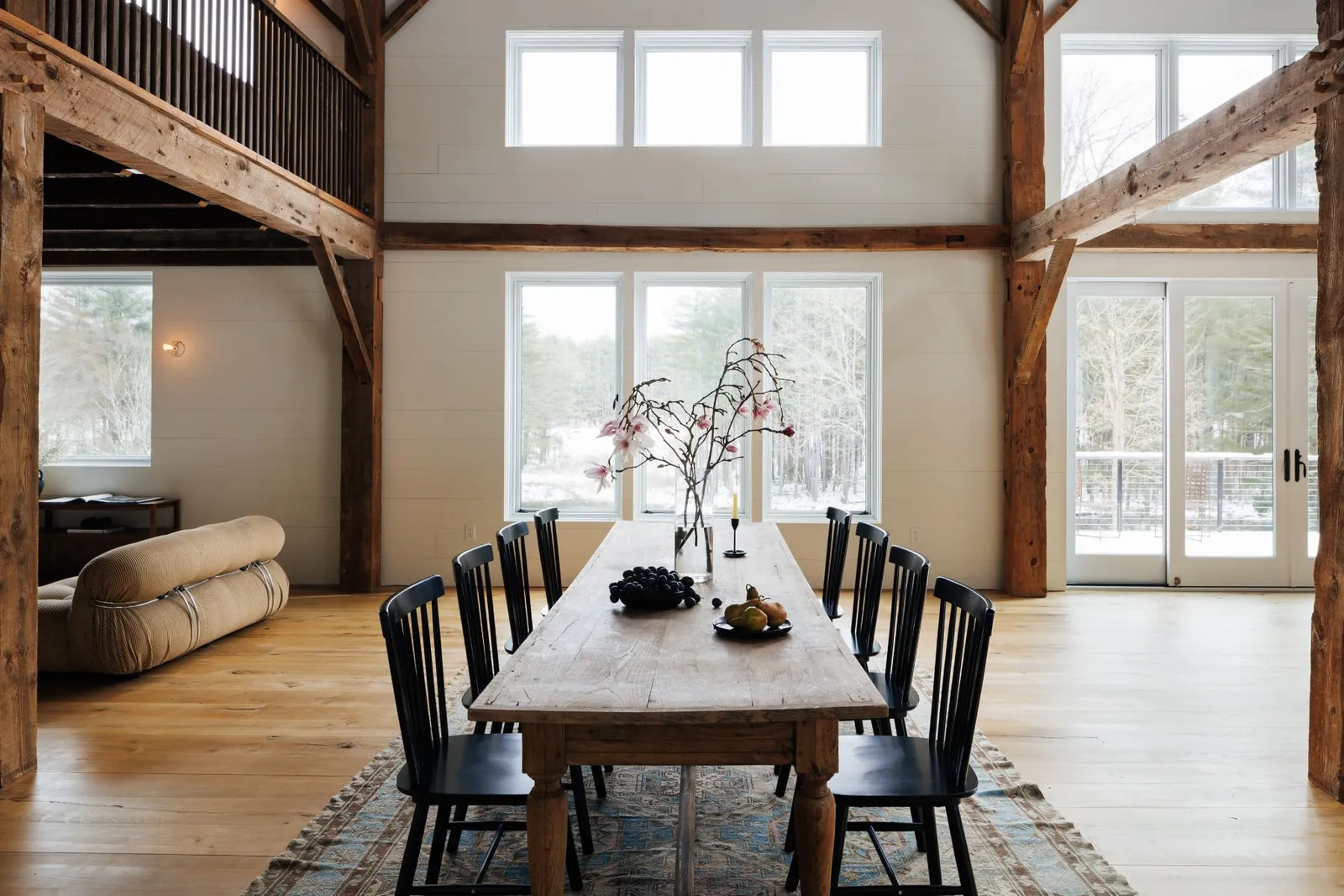 salon avec poutres maison en bois