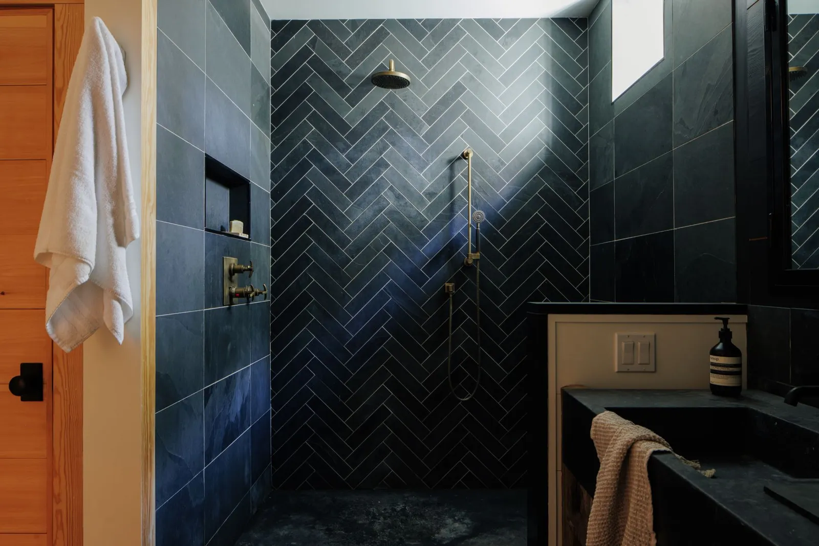 salle de bain rétro bleue