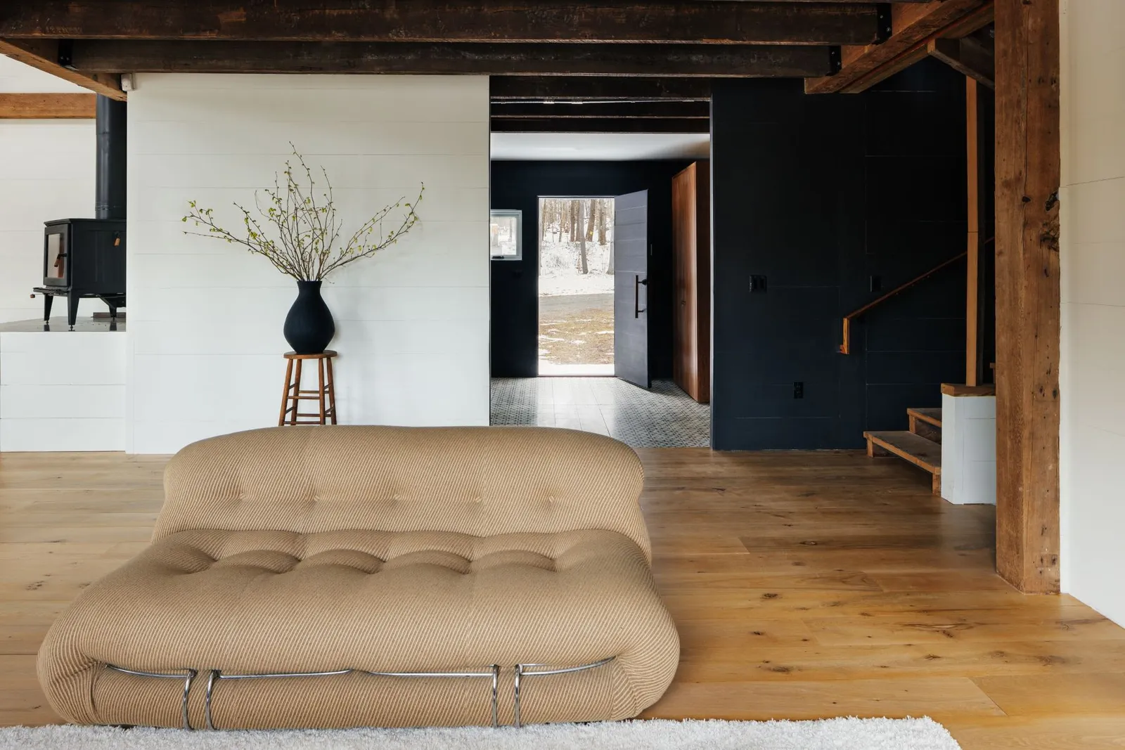 salon avec poutres maison en bois