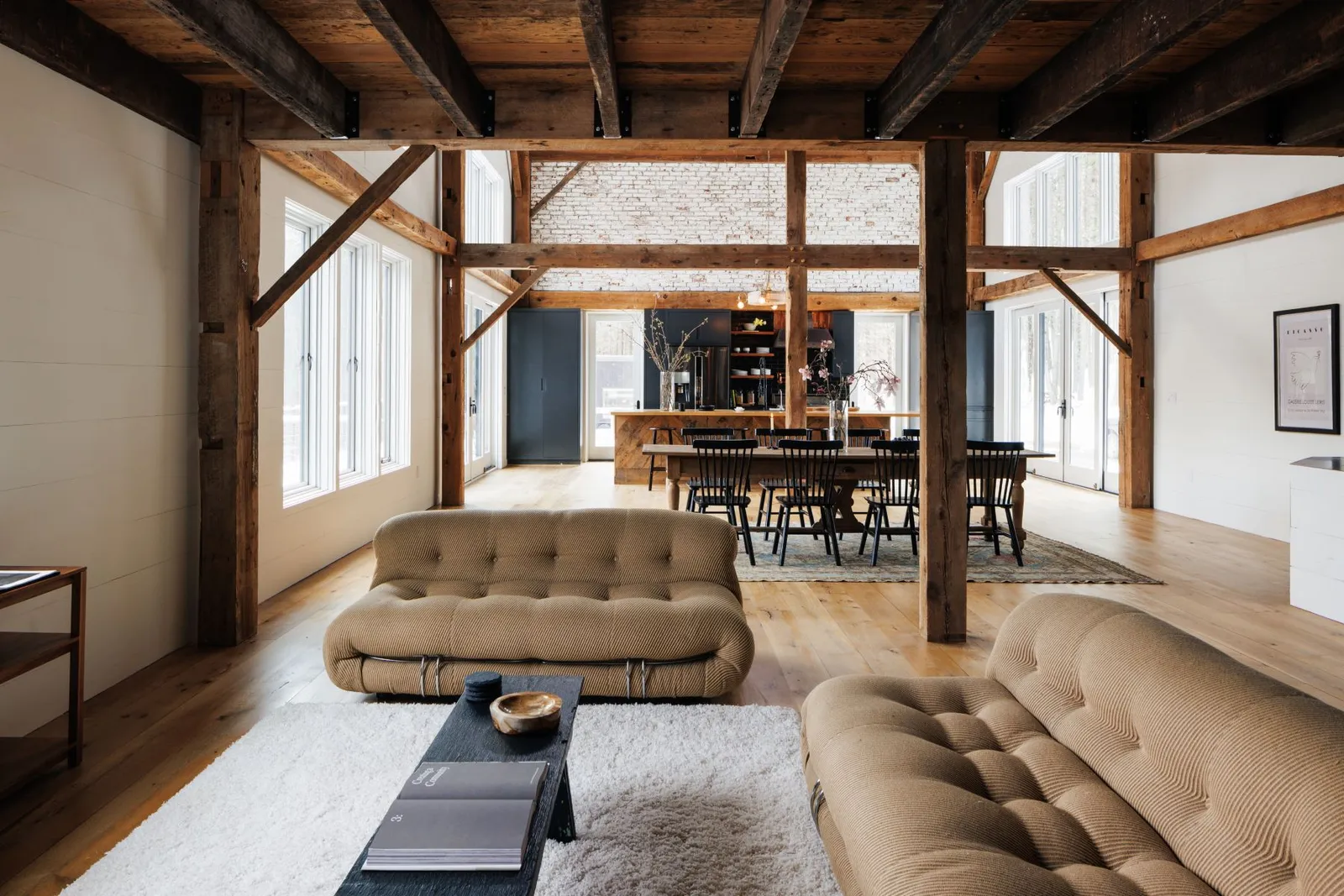 salon avec poutres maison en bois