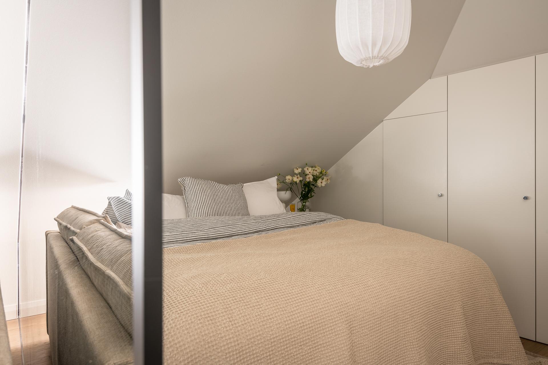 chambre avec placard et paroi vitrée