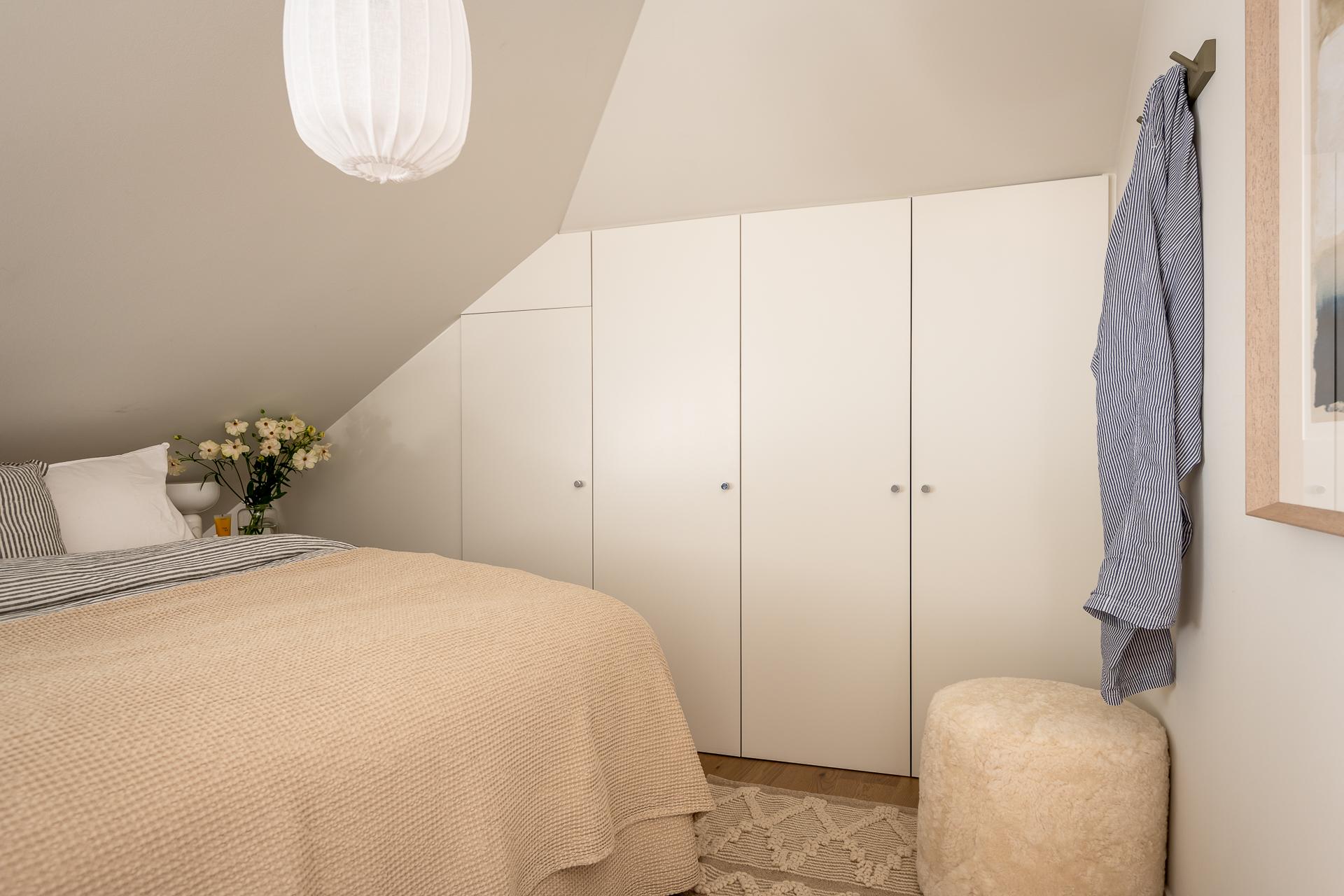 chambre mansardée avec placard