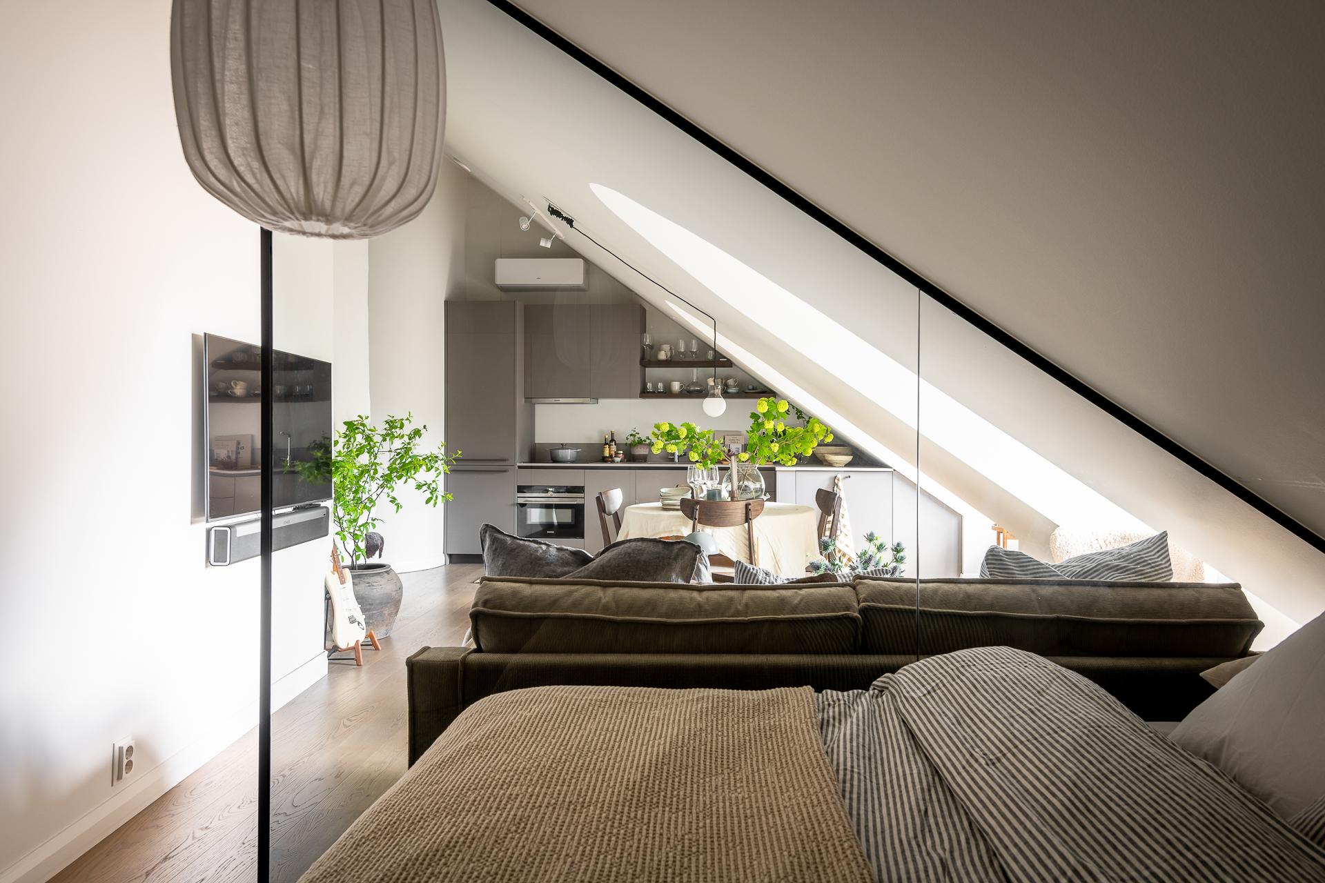chambre mansardée avec paroi vitrée