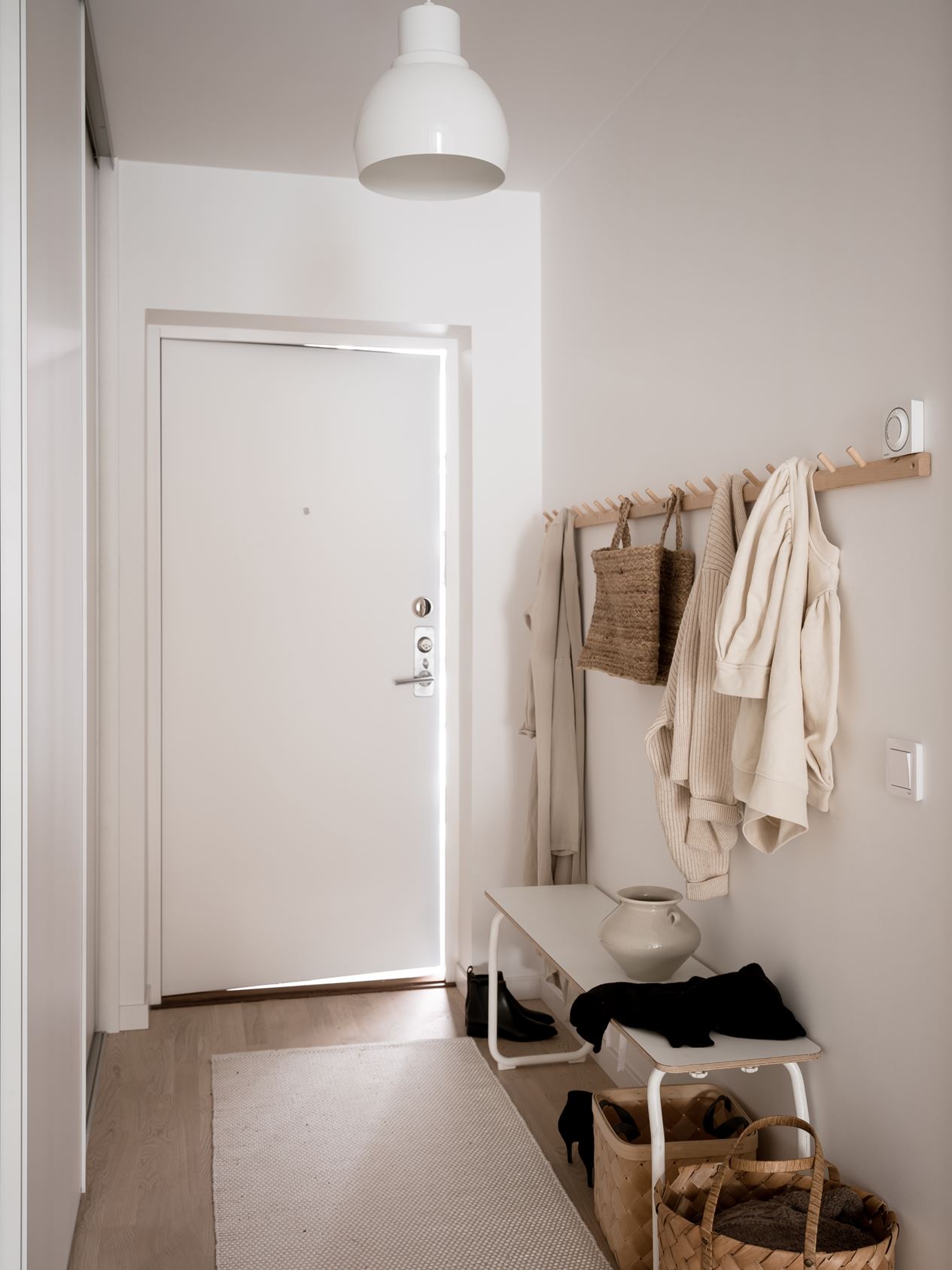entrée avec banc et porte-manteau