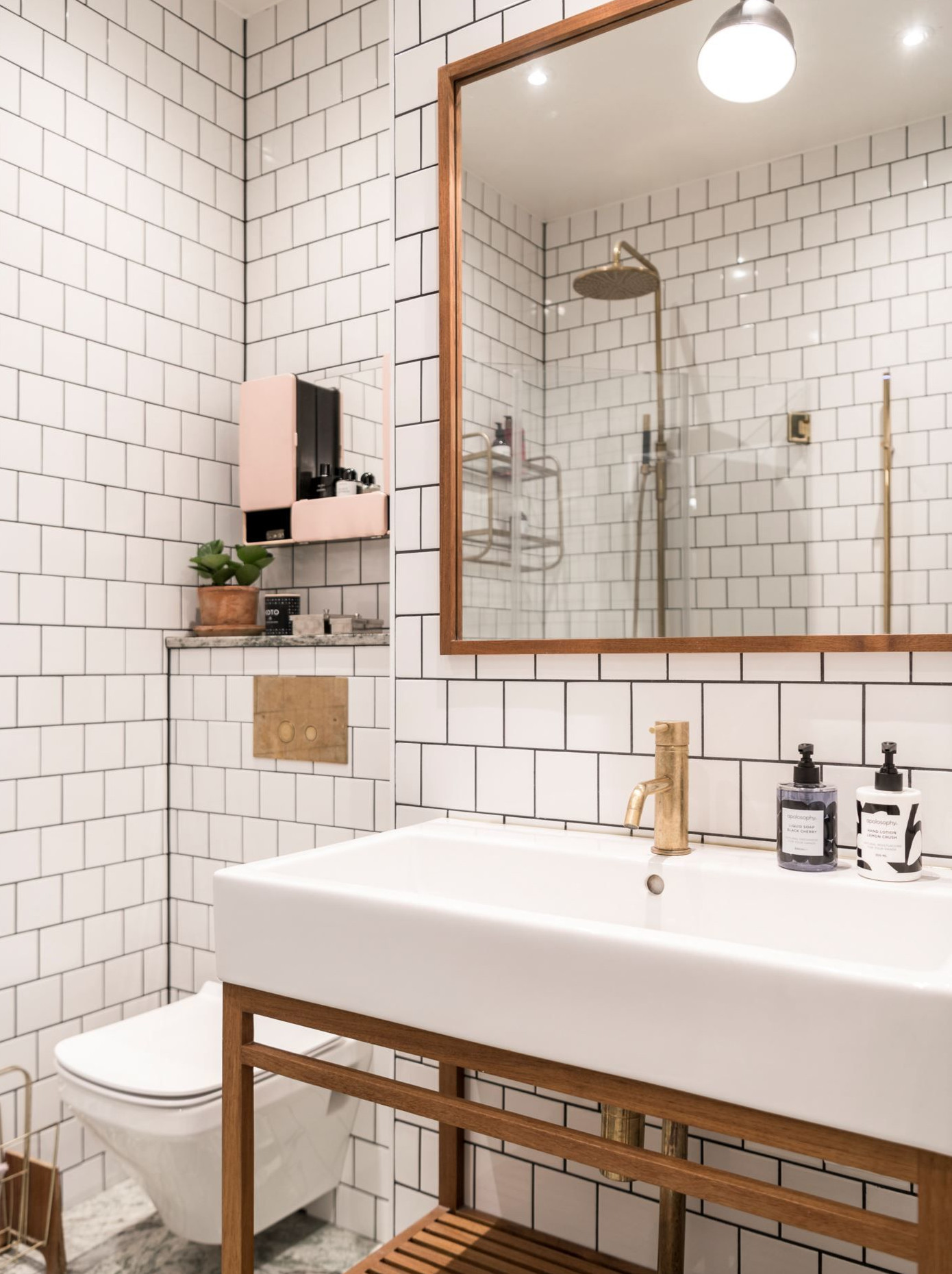 salle de bain blanc et bois appartement 79m2 décoration vintage et industrielle