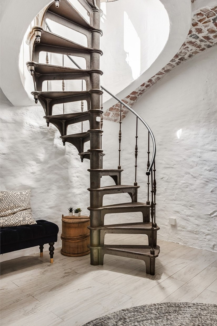 escalier ancien en fonte à colimaçon