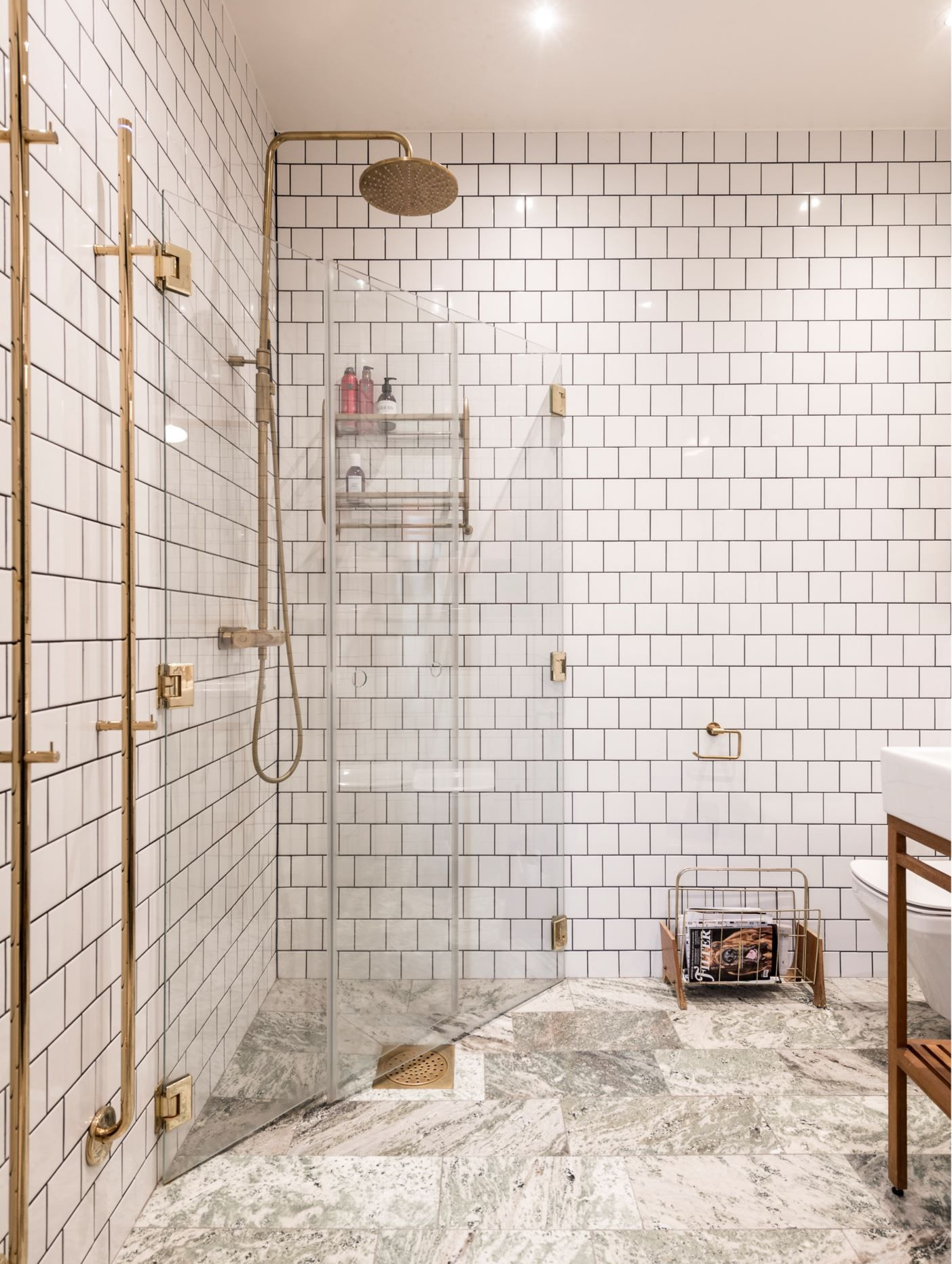 salle de bain marbre et carrelage blanc appartement 79m2 décoration vintage et industrielle