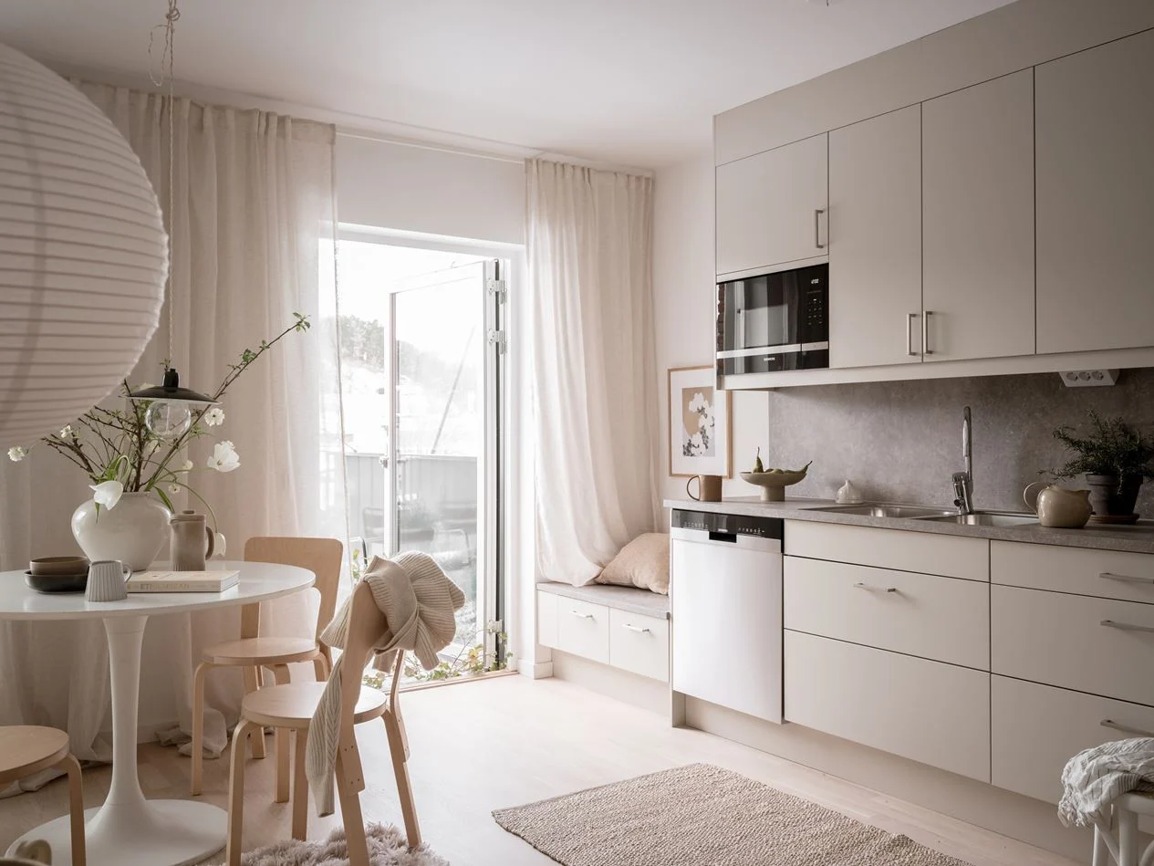 salle à manger et cuisine ouverte décoration beige scandinave