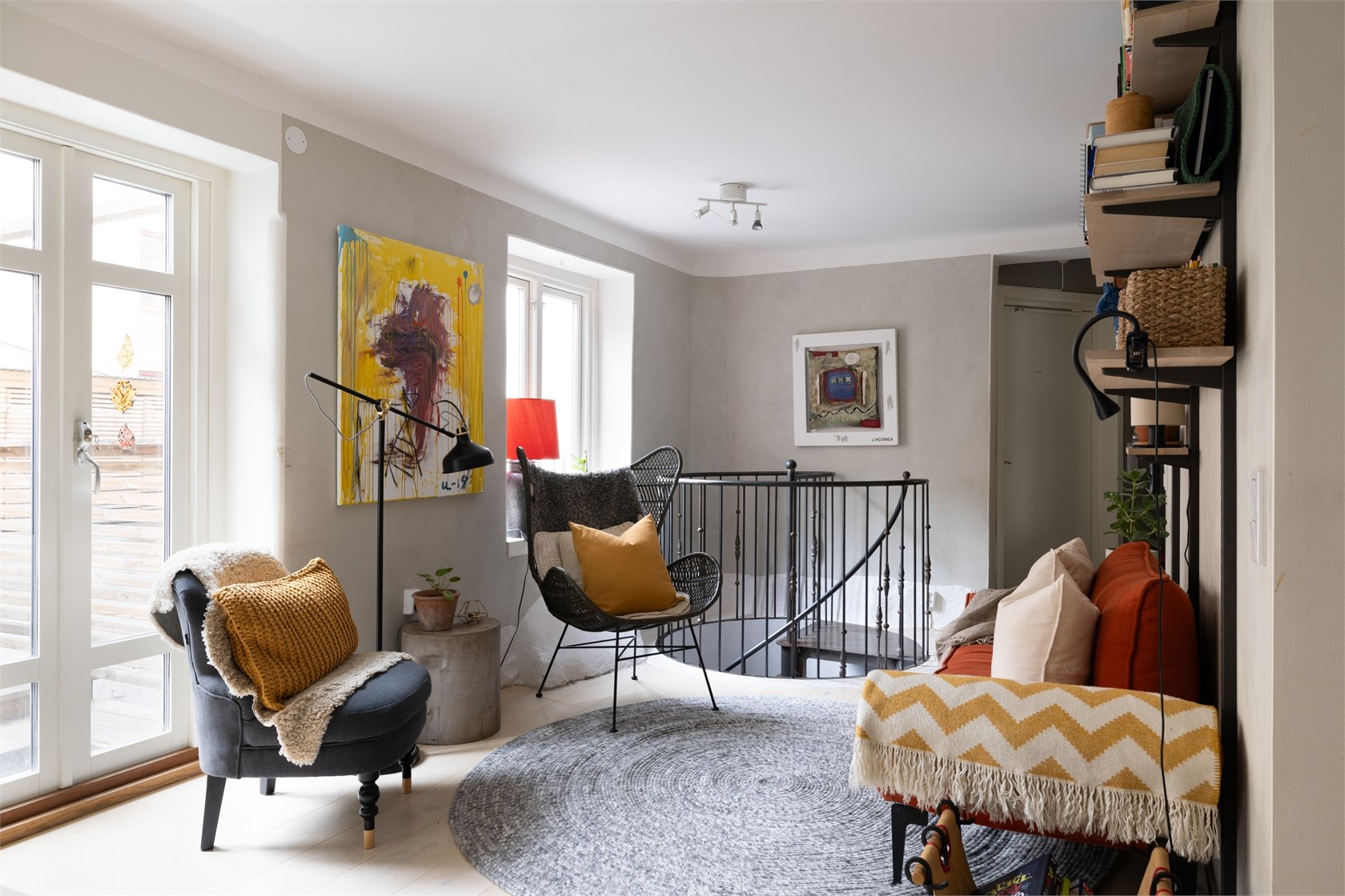salon avec escalier maison de ville