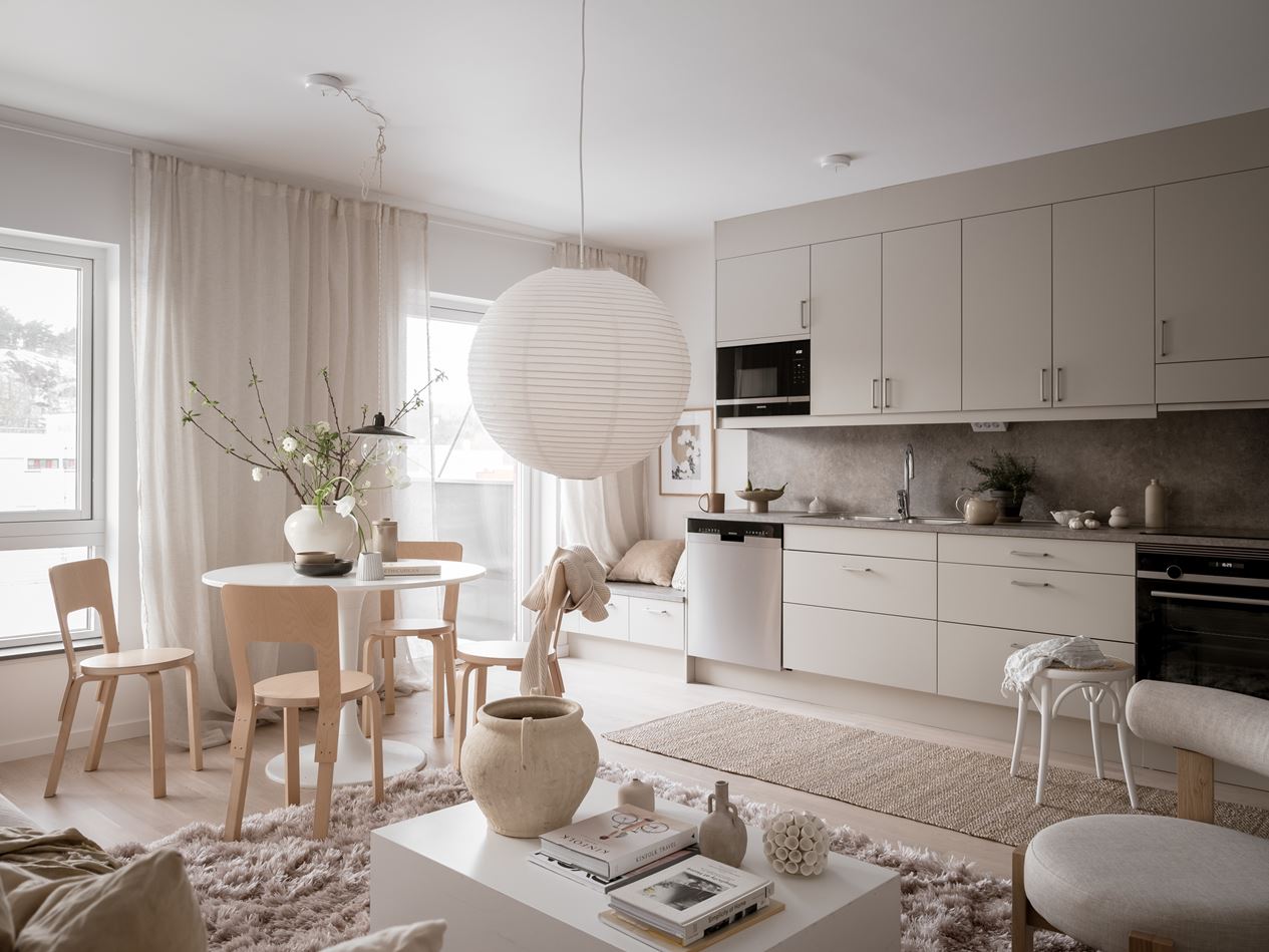 salon décoration beige scandinave avec cuisine ouverte