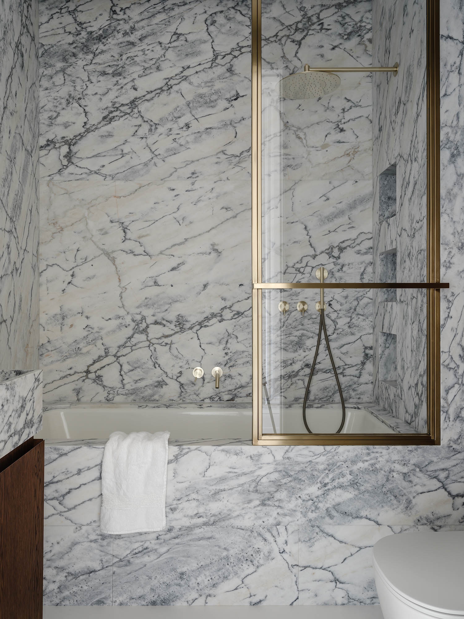 salle de bain marbre blanc et gris décoration design
