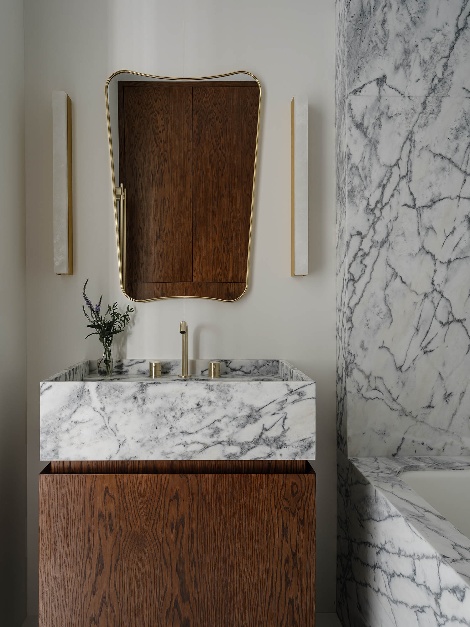 salle de bain décoration design marbre et bois
