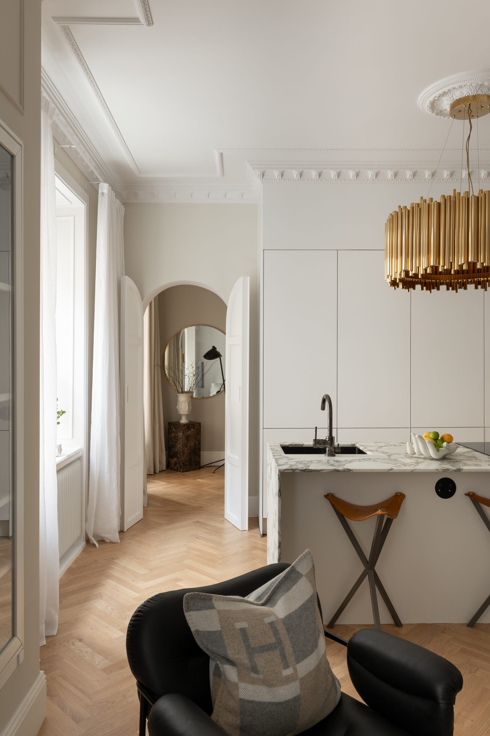 salon avec moulures et cuisine ouverte décoration scandinave