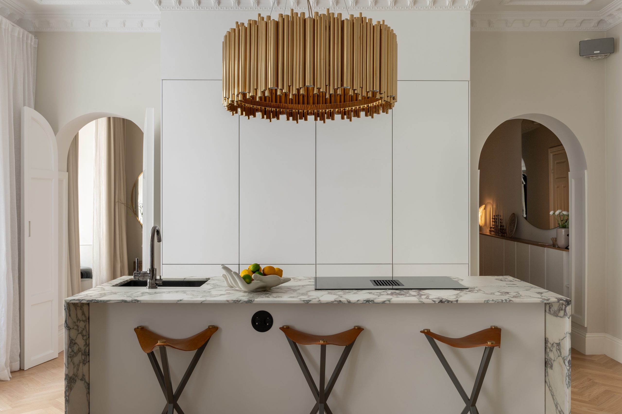 salon avec moulures et cuisine ouverte décoration scandinave