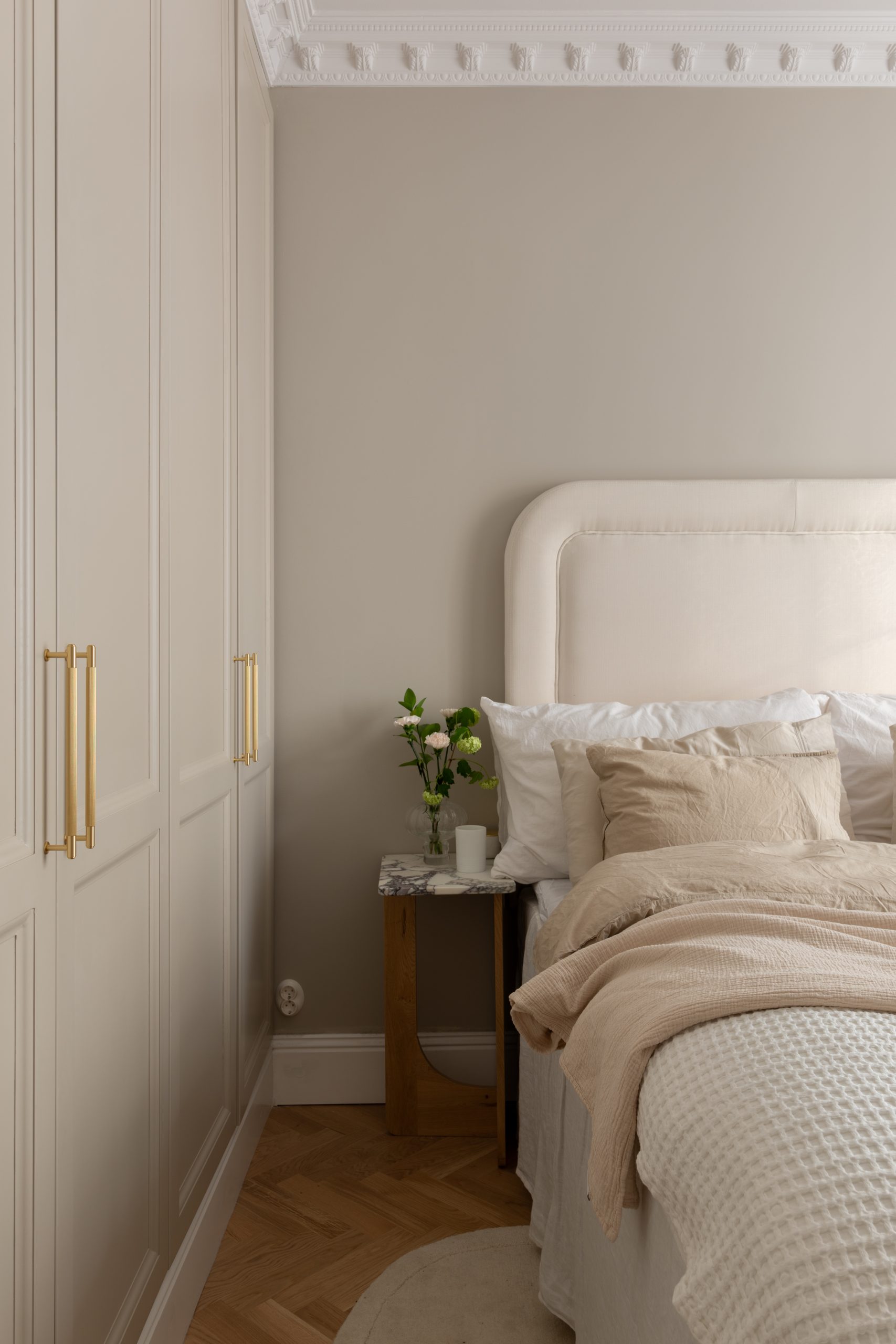 chambre avec moulures