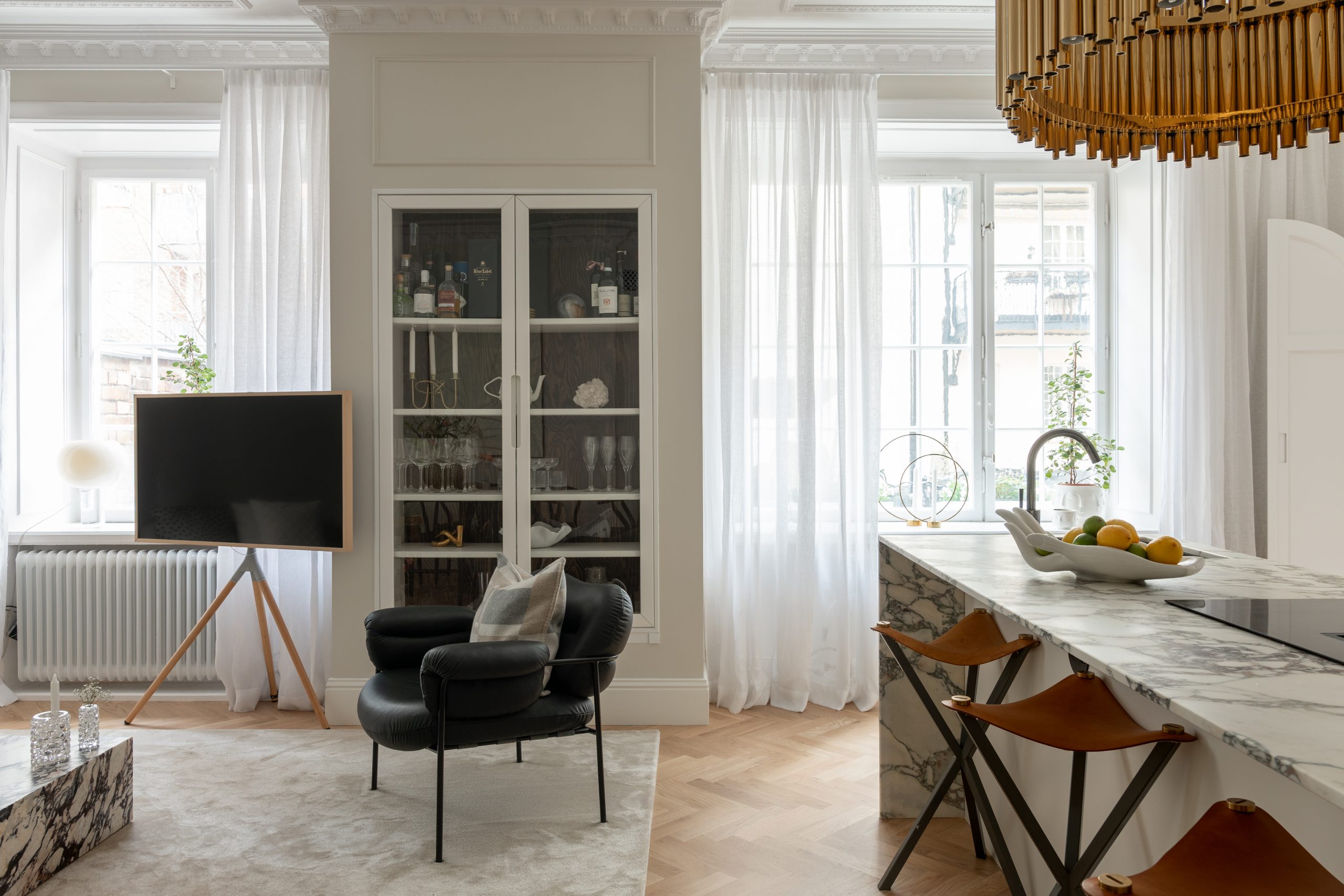 salon avec moulures et cuisine ouverte décoration scandinave