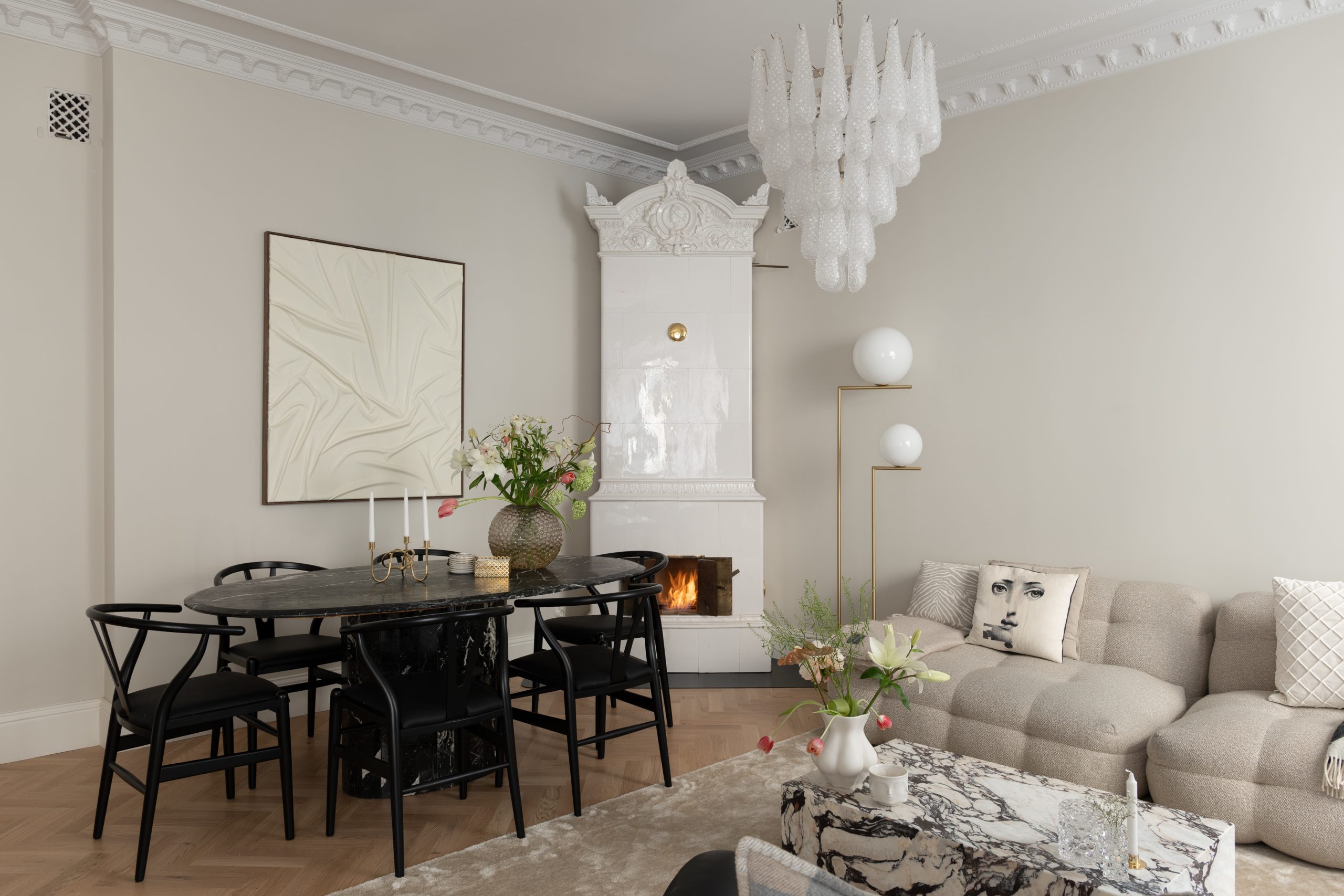 salon avec moulures et poêle ancien décoration scandinave
