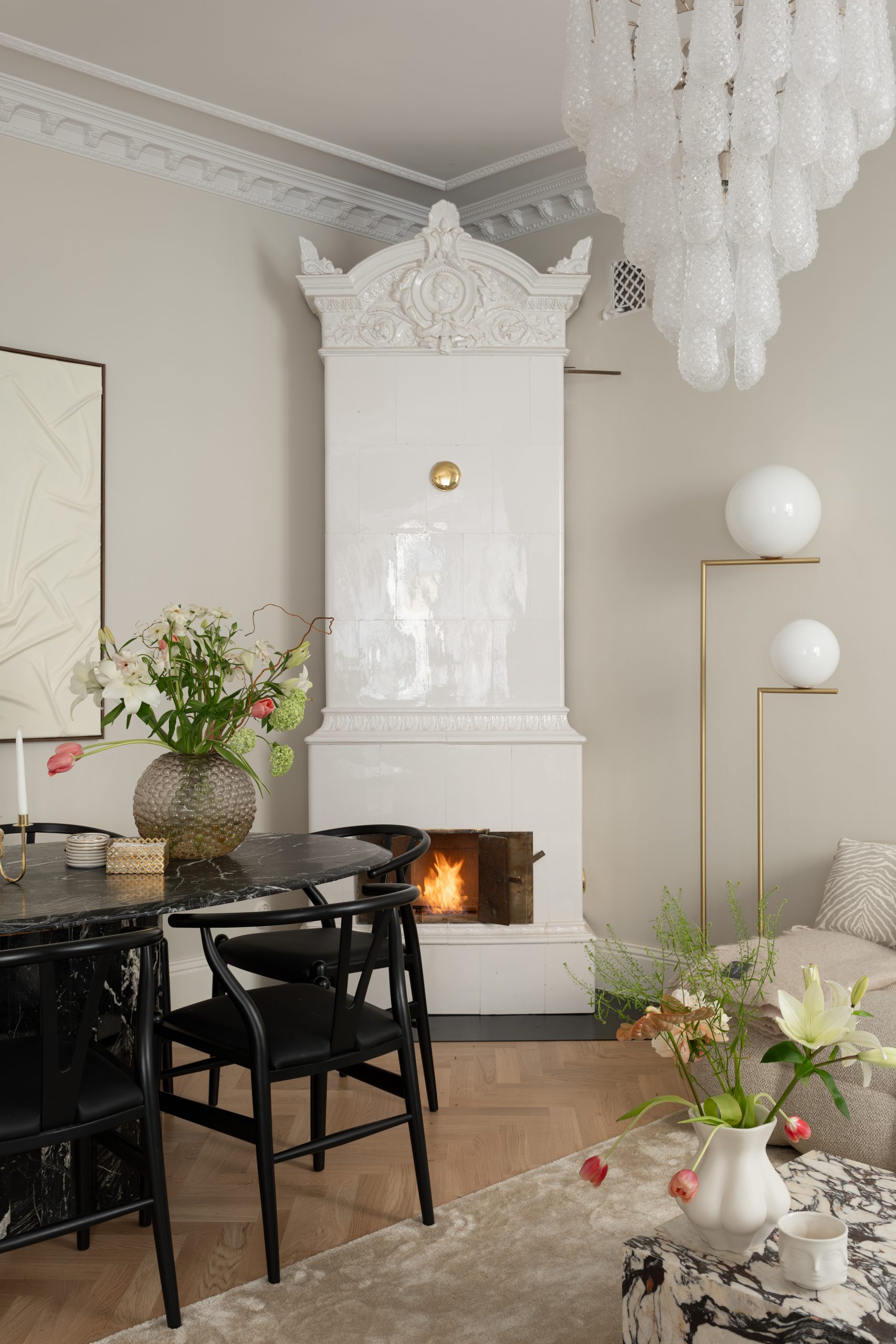 salon avec moulures et poêle ancien décoration scandinave