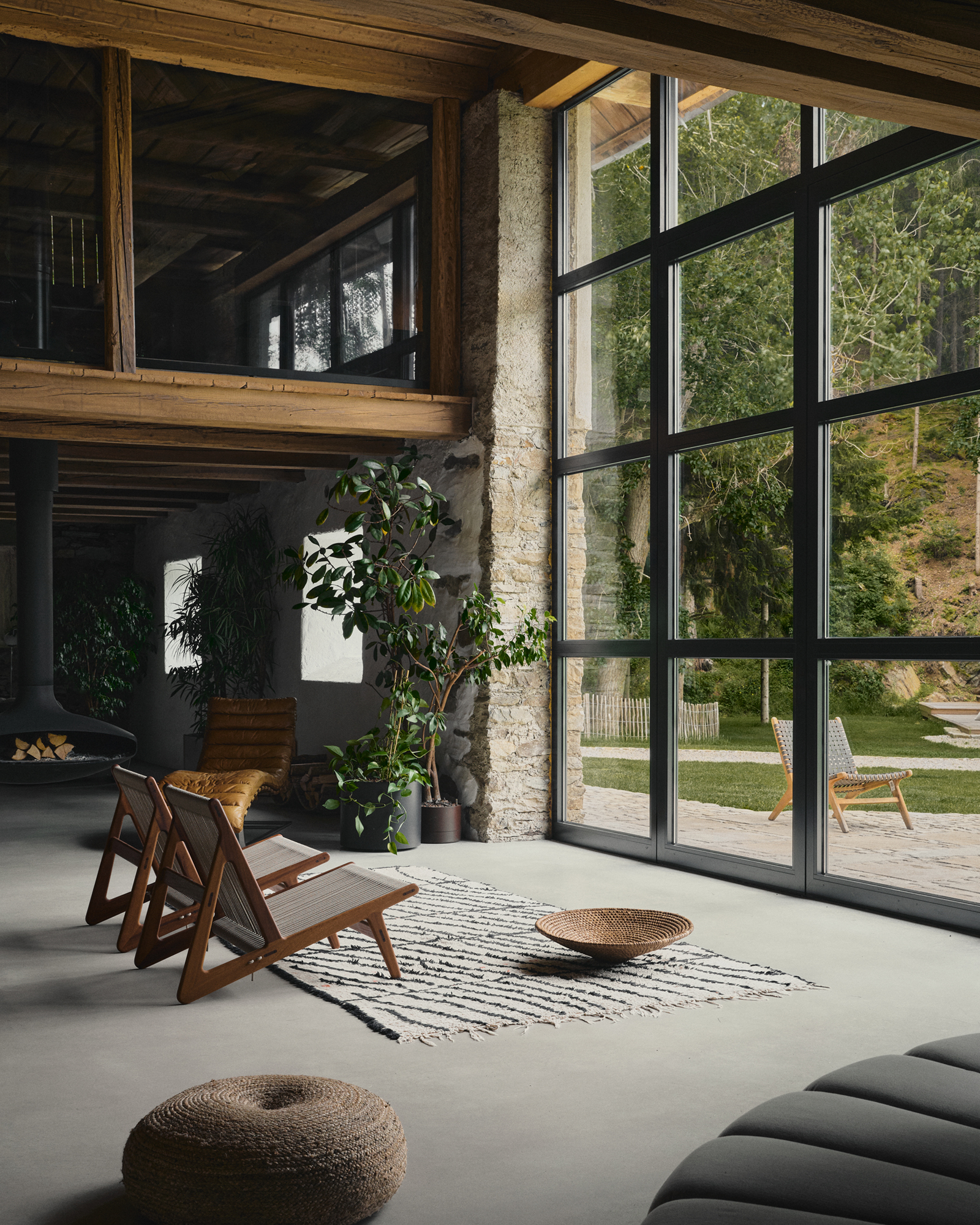salon avec baie vitrée décoration contemporaine maison Autriche I-am-Escape