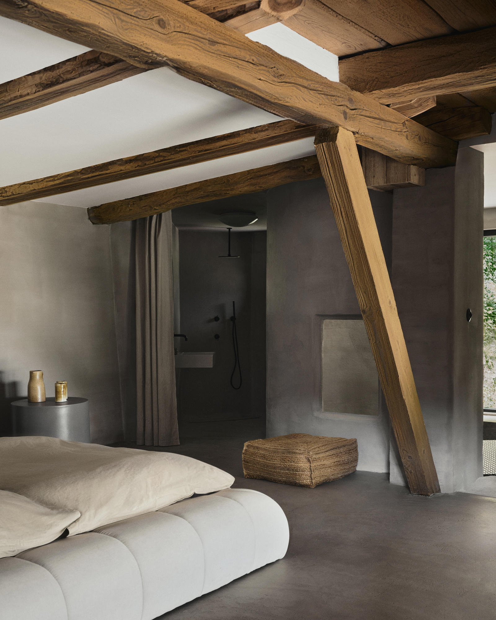 chambre avec poutres décoration contemporaine maison Autriche I-am-Escape