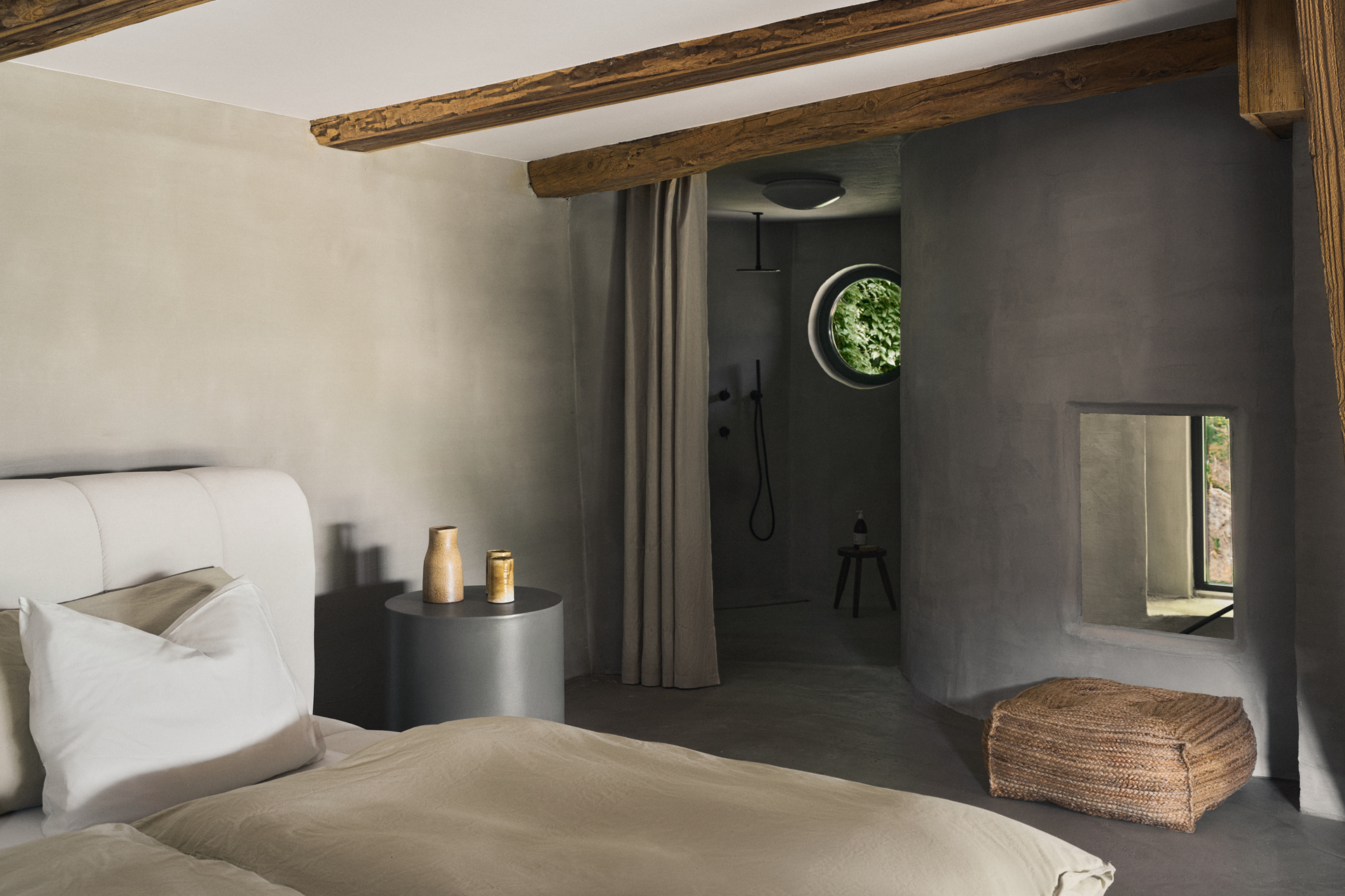 chambre avec poutres décoration contemporaine maison Autriche I-am-Escape