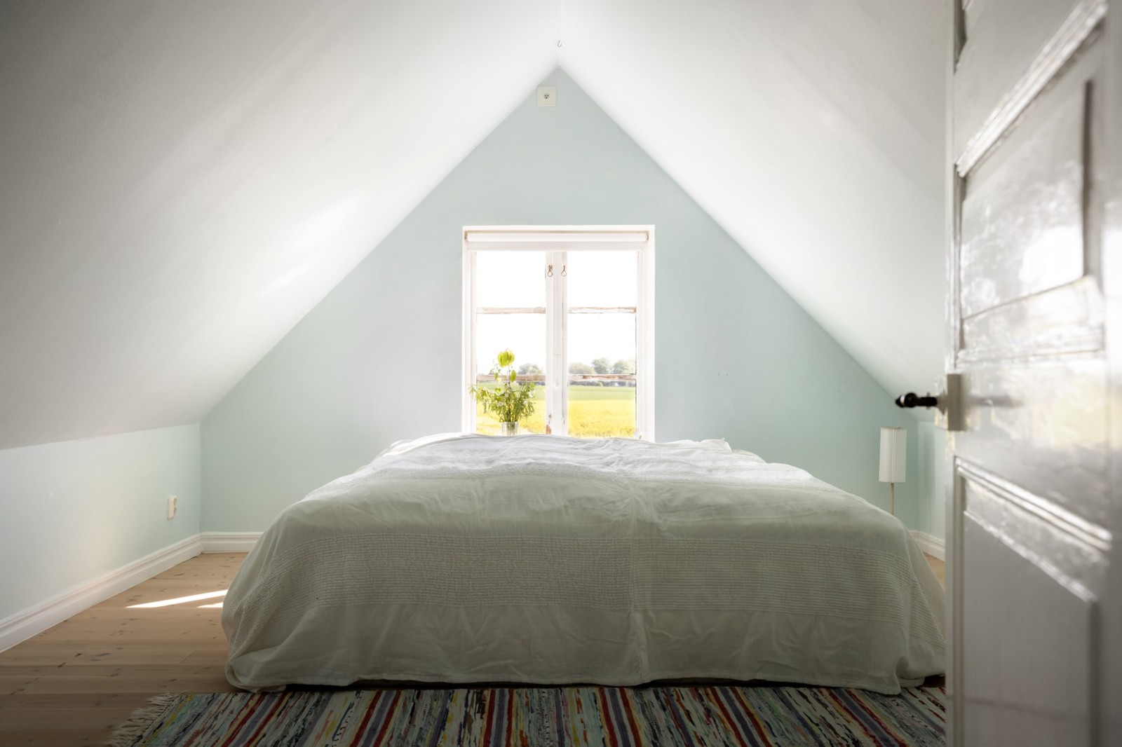 chambre minimaliste mansardée chambre minimaliste mansardée