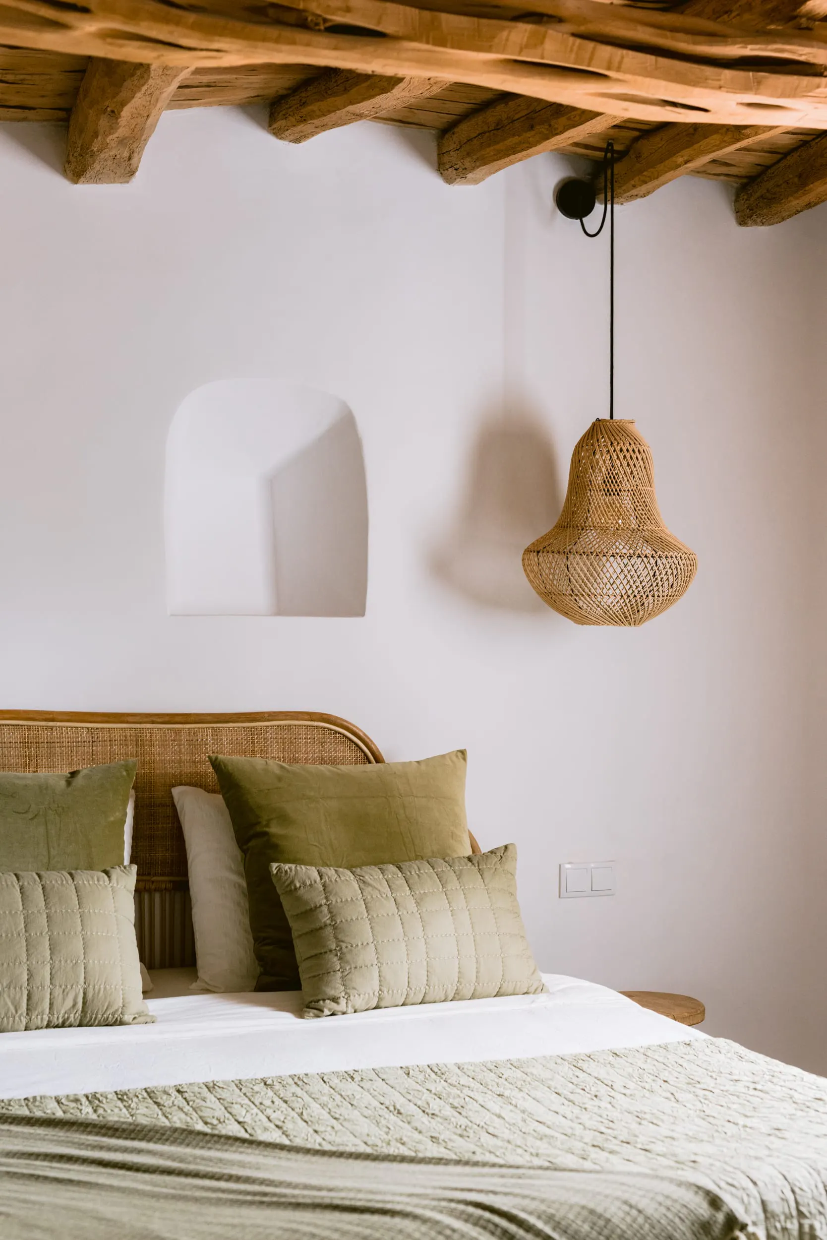 chambre avec poutres décoration naturelle maison Ibiza