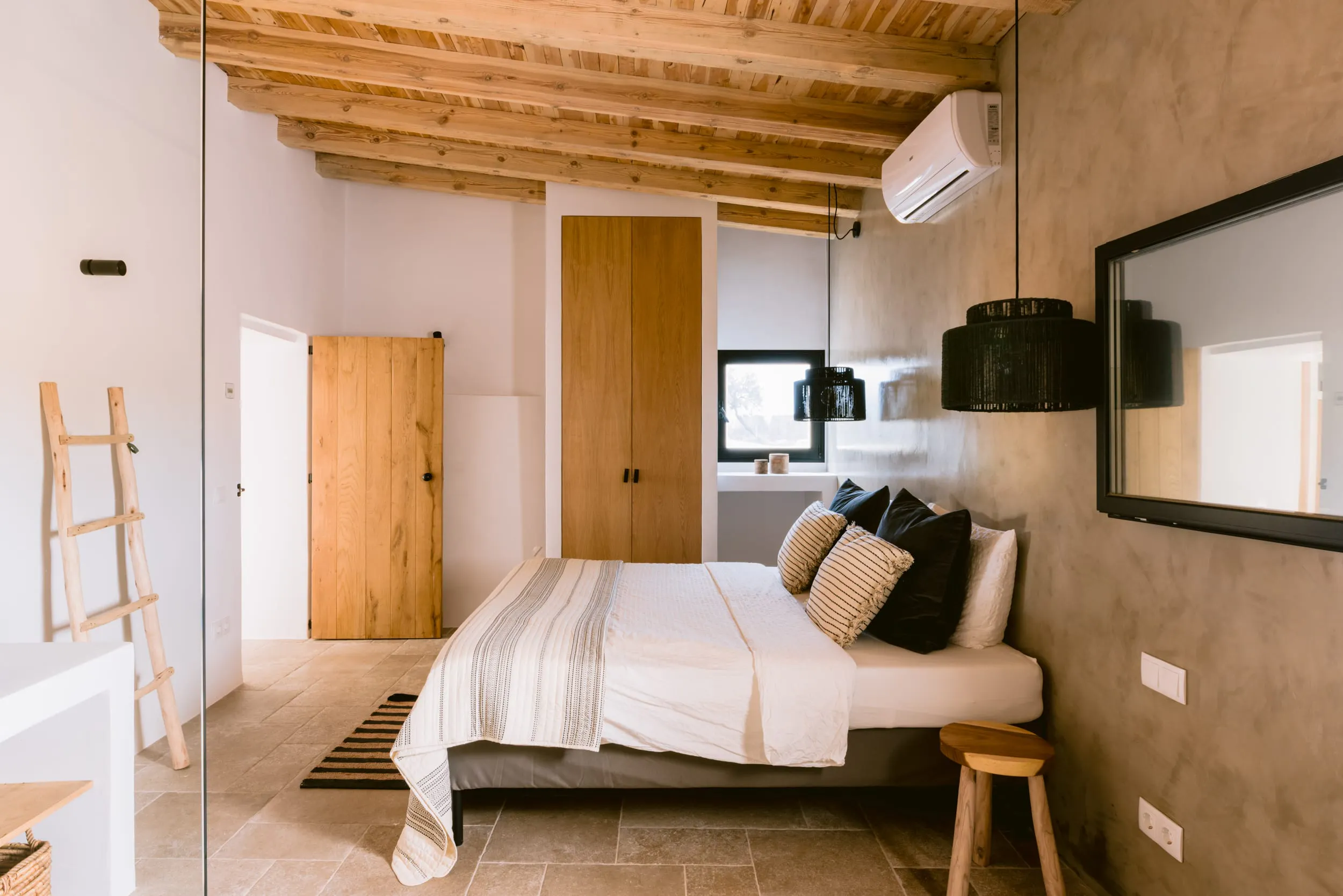chambre avec poutres anciennes décoration naturelle maison Ibiza