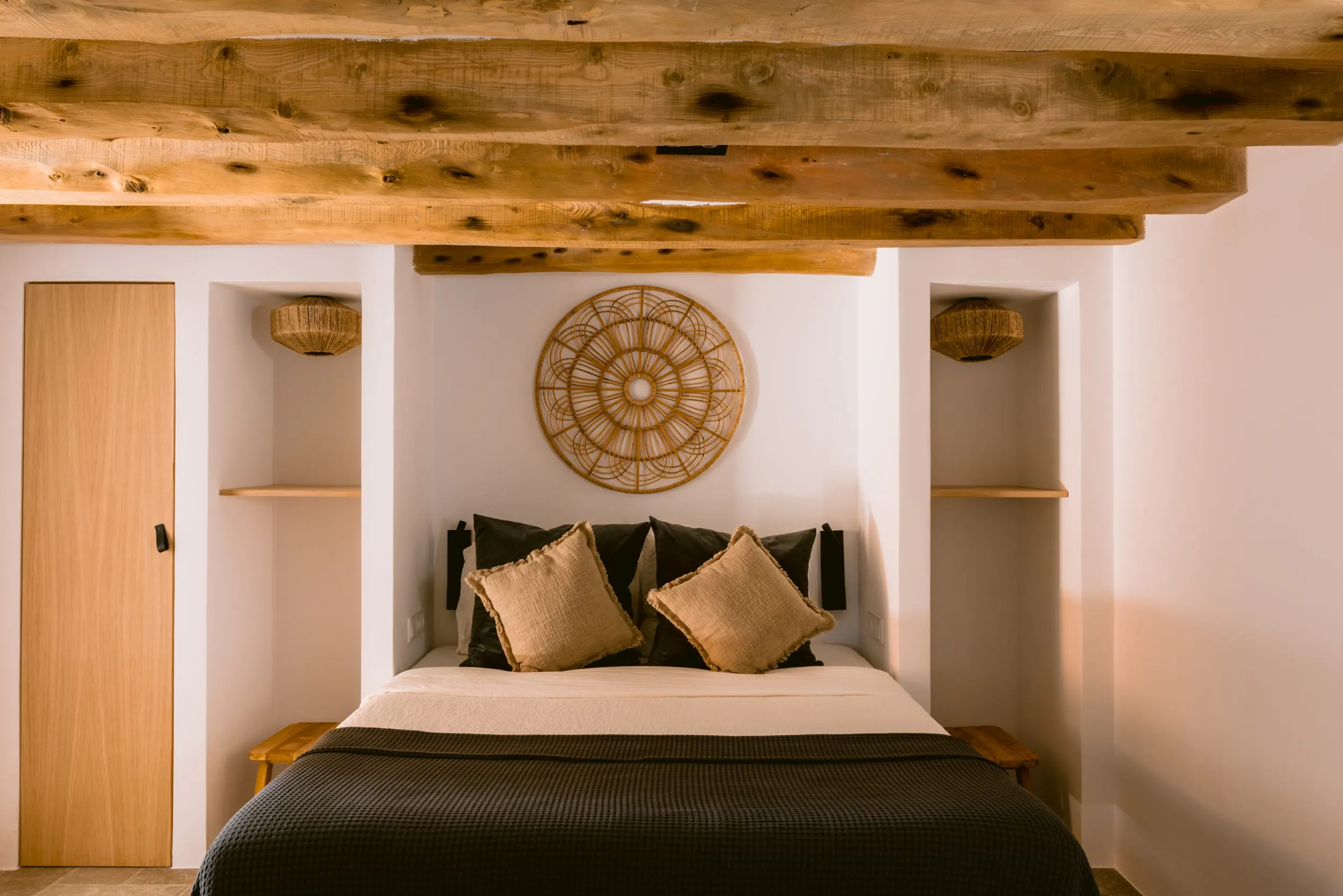 chambre avec poutres anciennes maison Ibiza