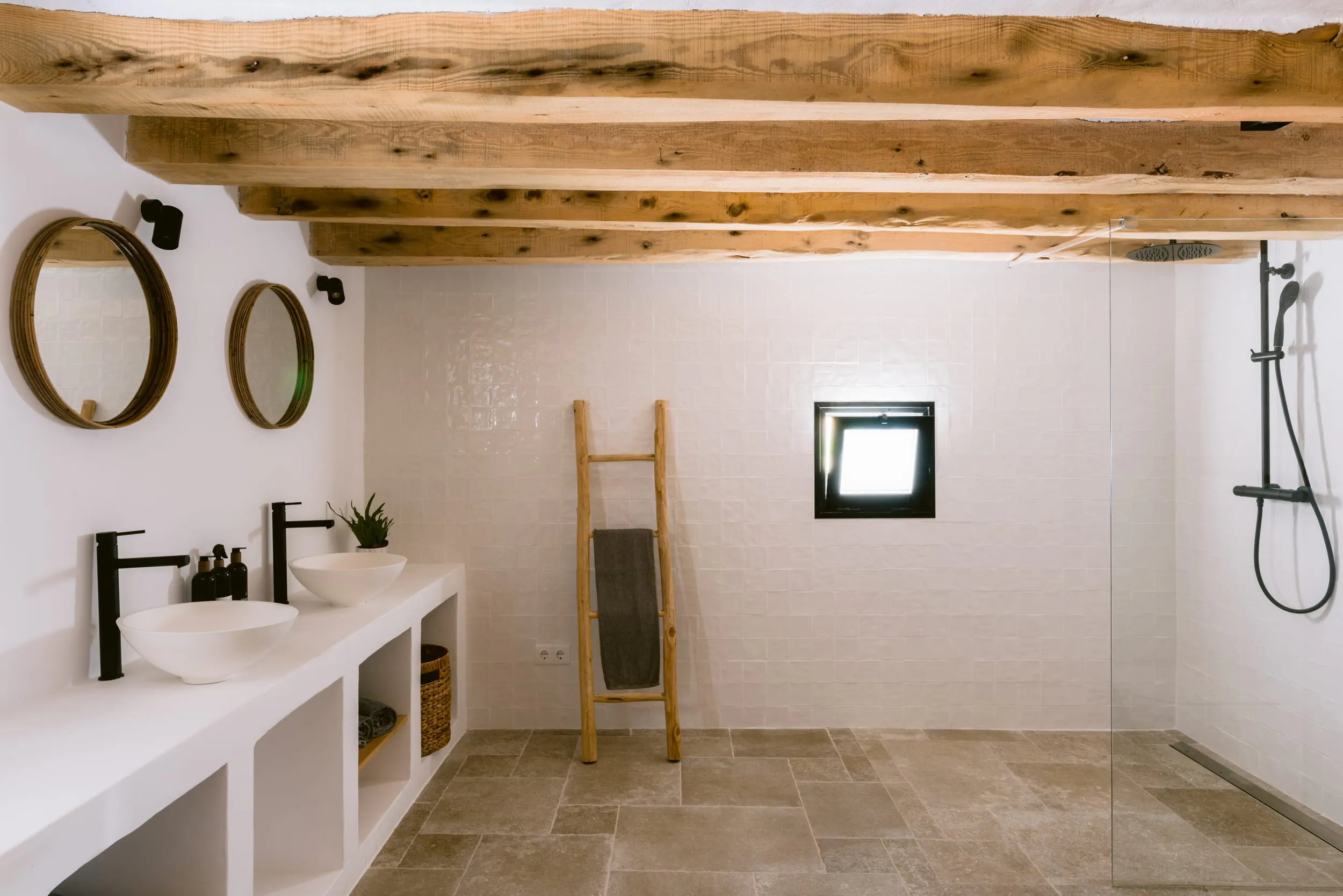 salle de bain maçonnée avec poutres