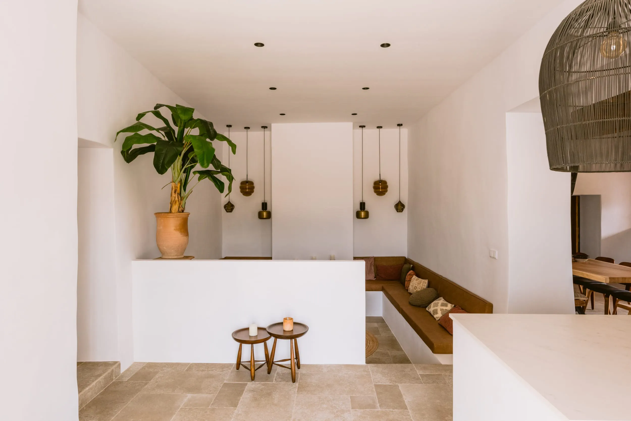 salon avec banquette maçonnée maison Ibiza