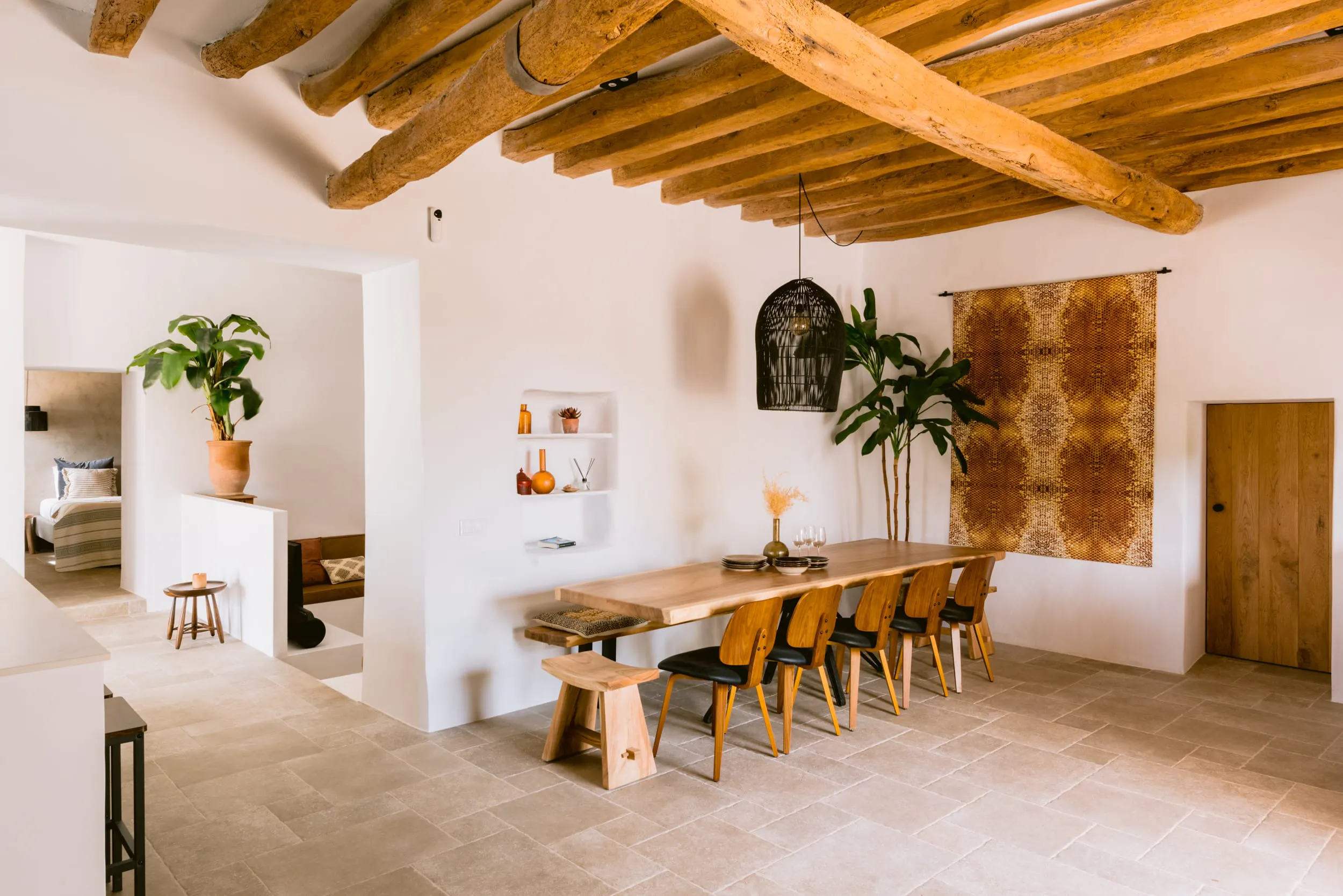 salle à manger familiale avec poutres
