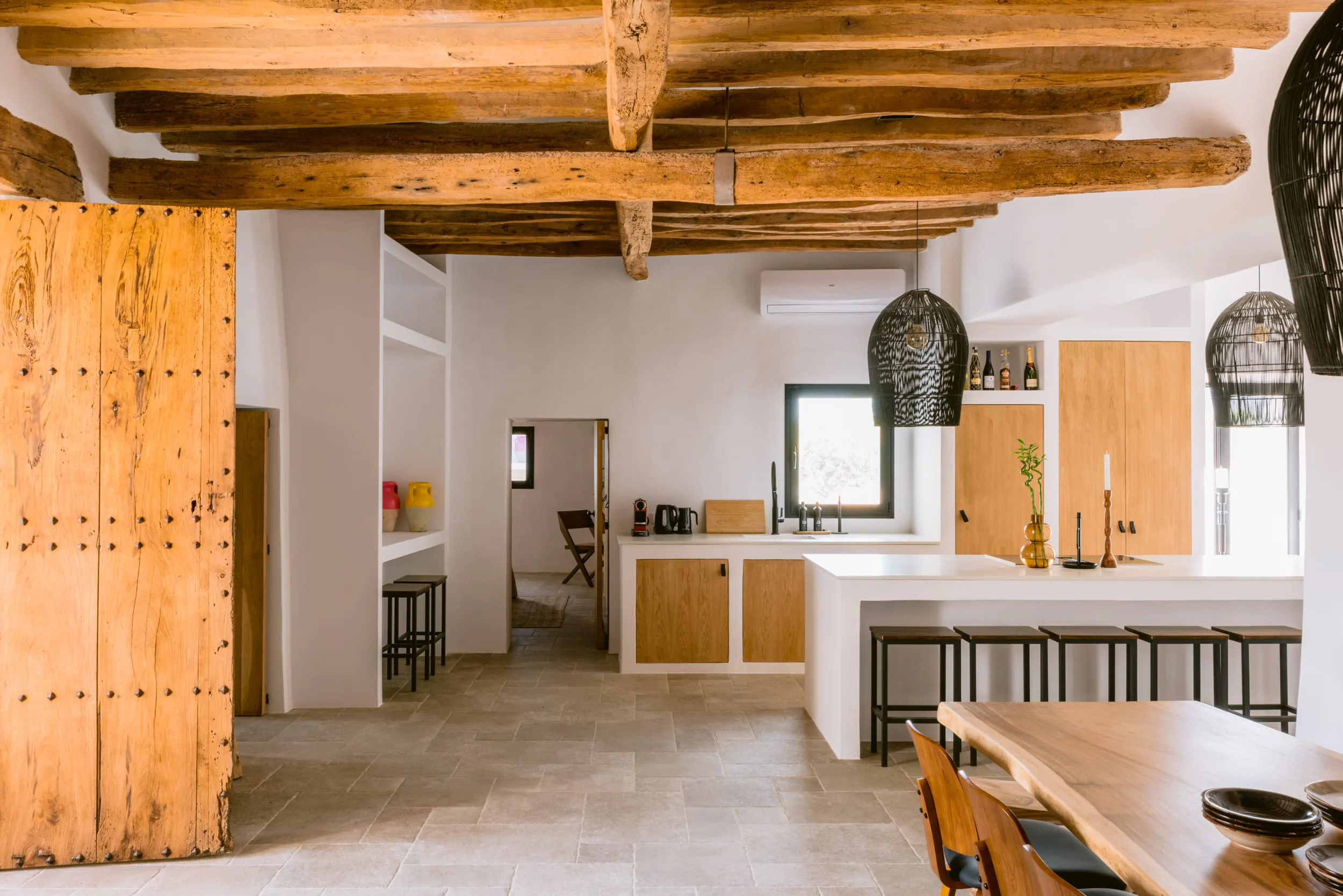 cuisine ouverte avec poutres anciennes maison Ibiza